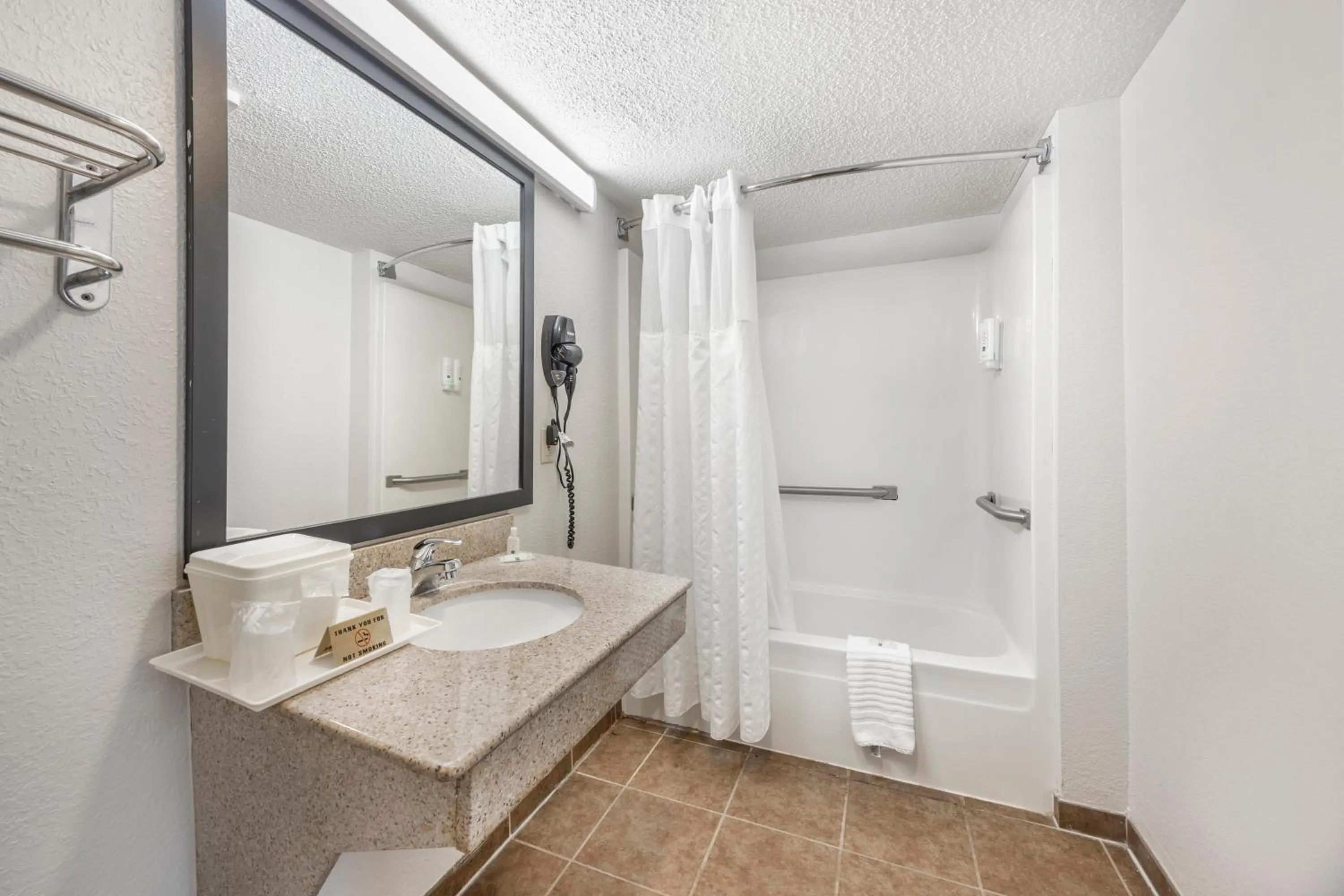 Shower in Quality Inn Glasgow