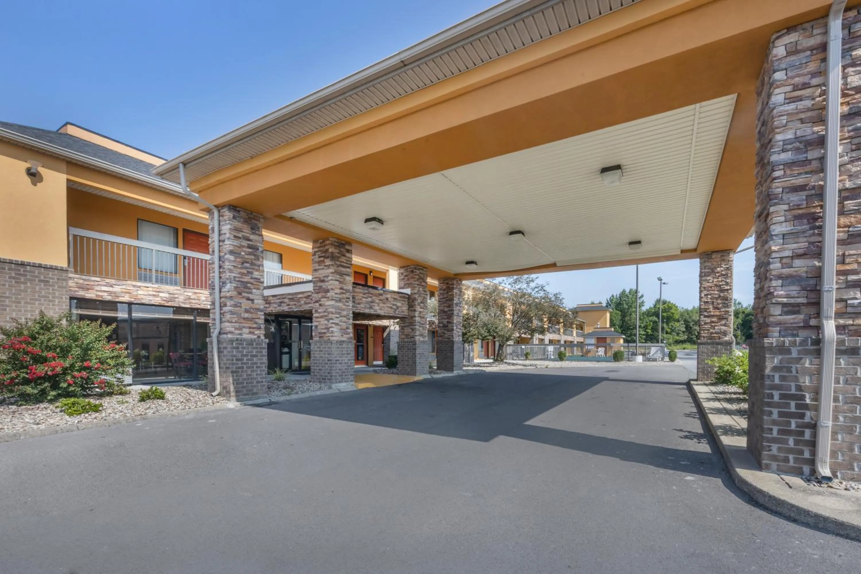 Property building in Quality Inn Glasgow