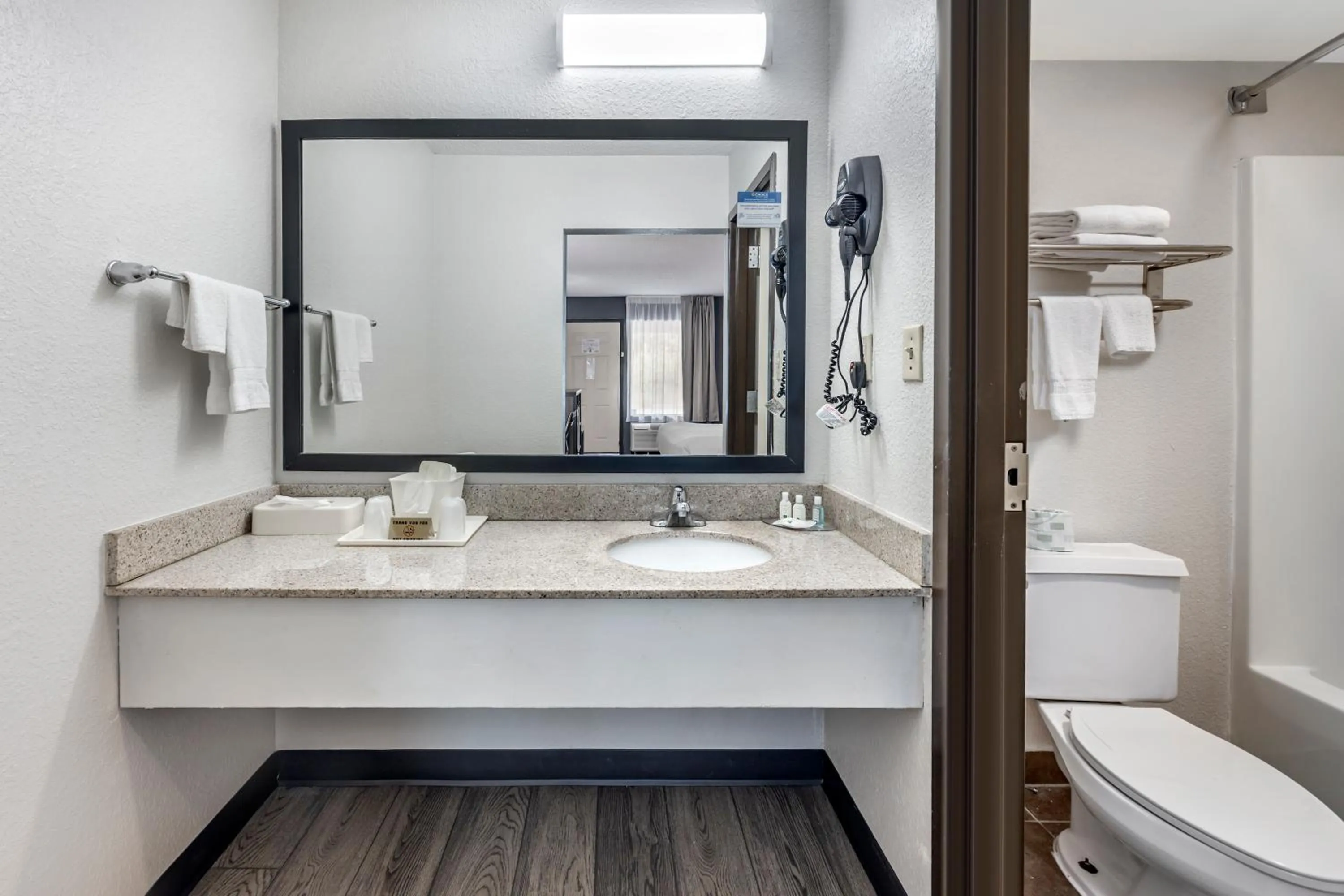 Bathroom in Quality Inn Glasgow