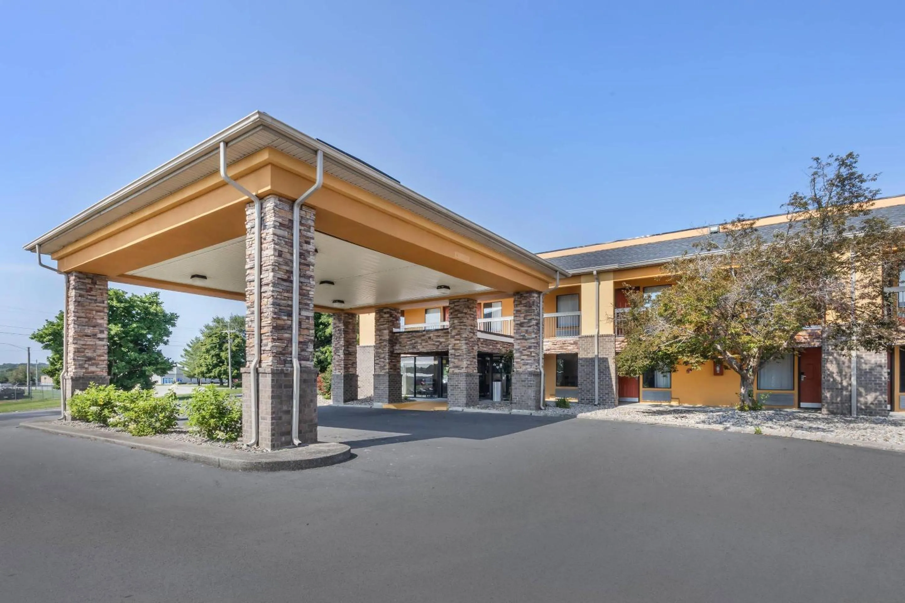 Property building in Quality Inn Glasgow