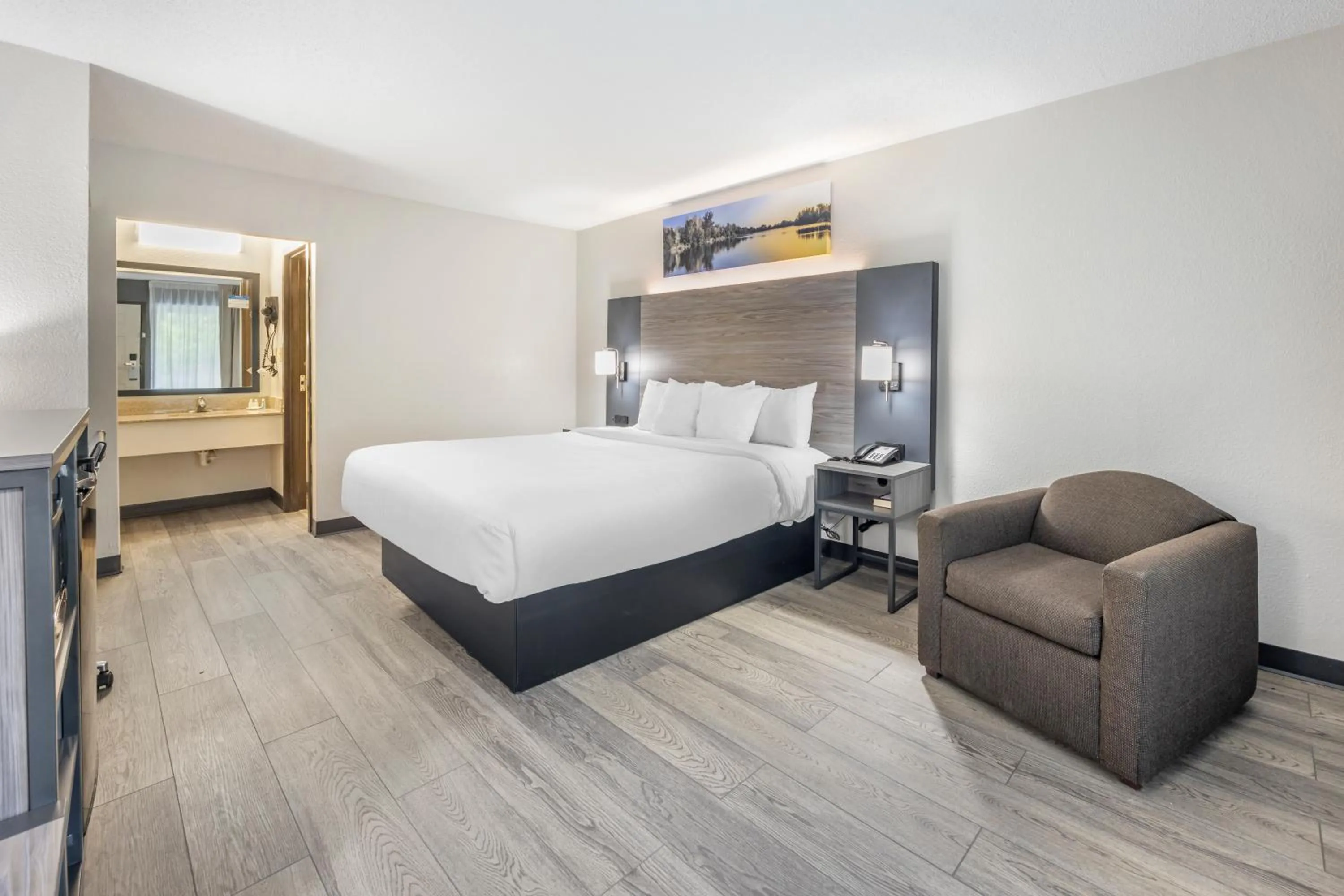 Photo of the whole room, Bed in Quality Inn Glasgow