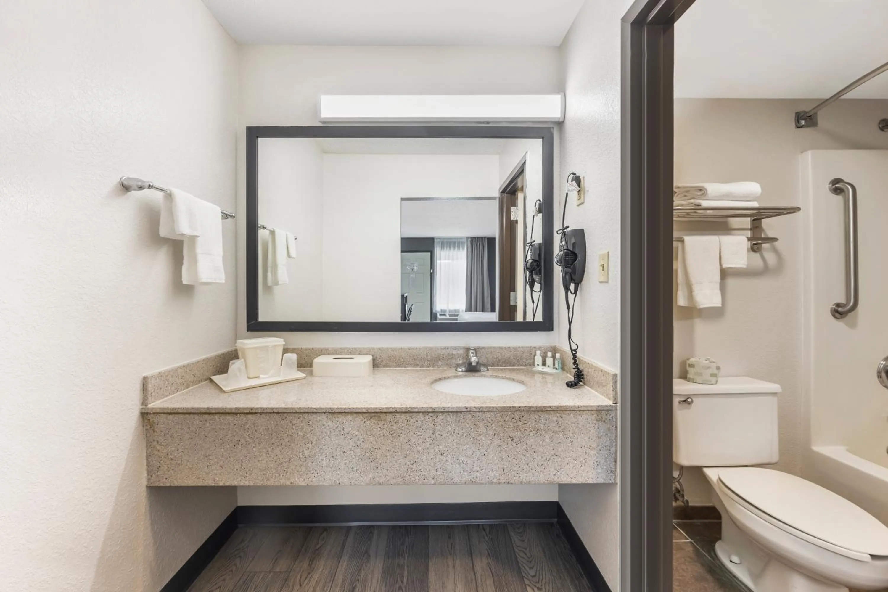 Bathroom in Quality Inn Glasgow