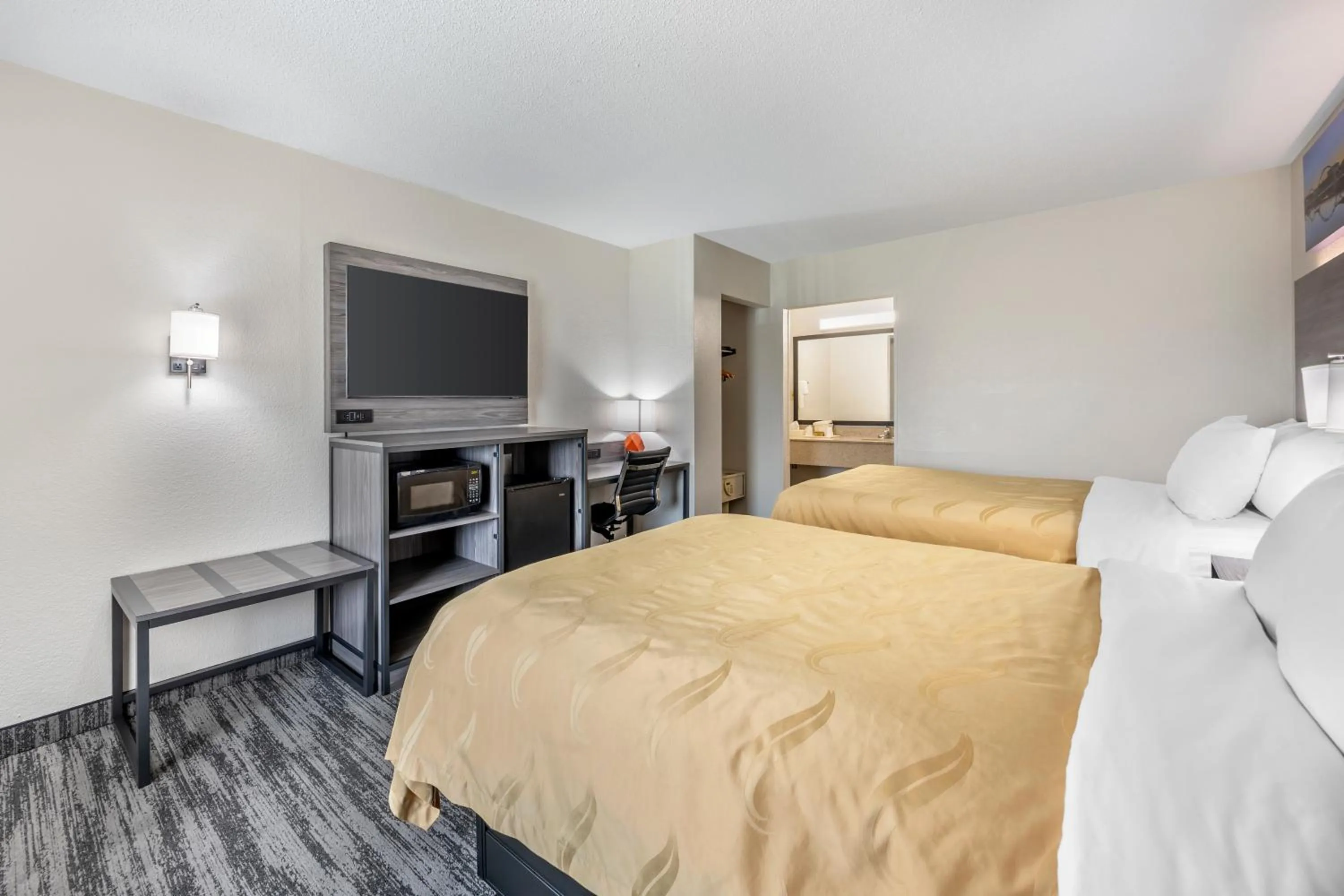 Bed in Quality Inn Glasgow