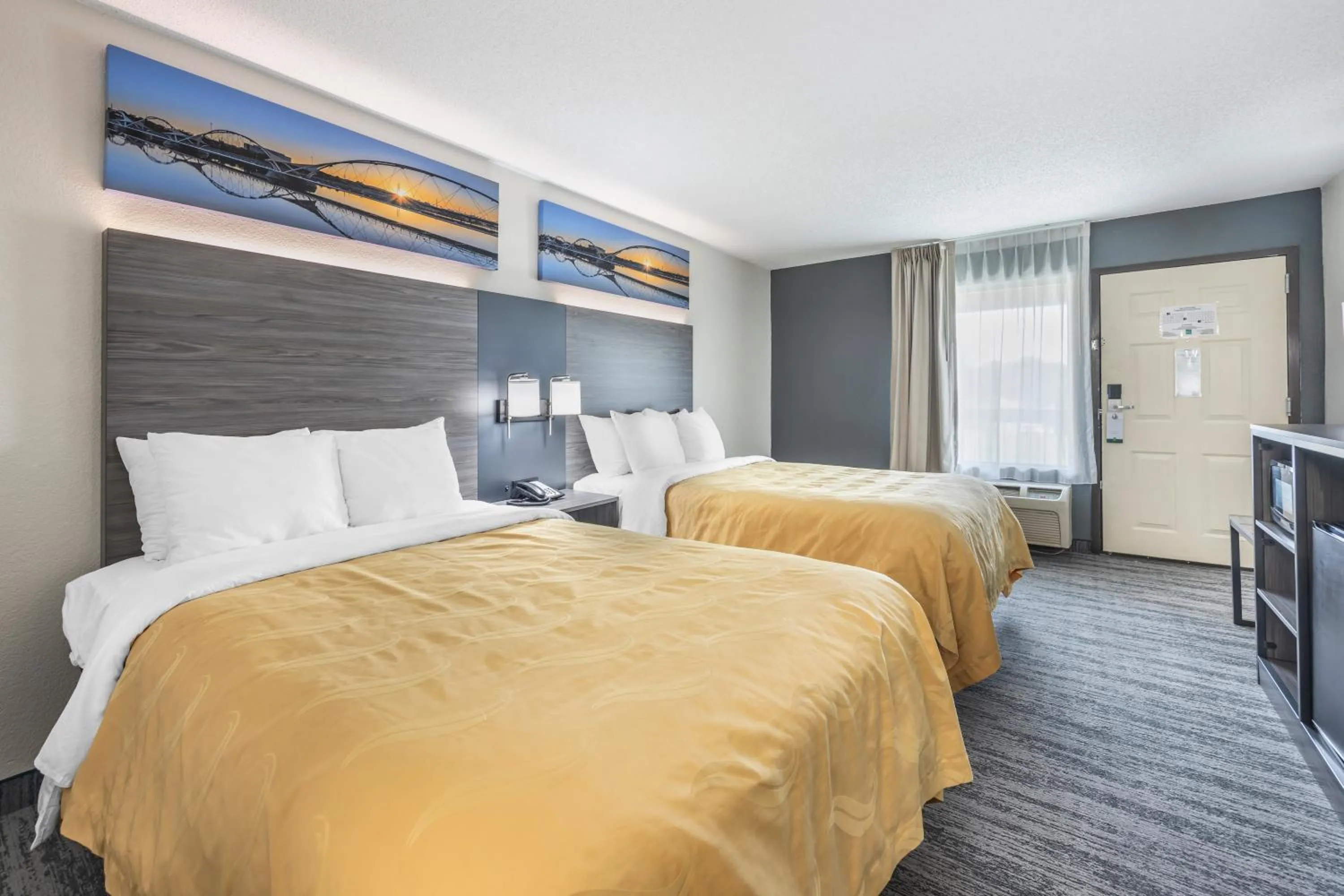 Bed in Quality Inn Glasgow