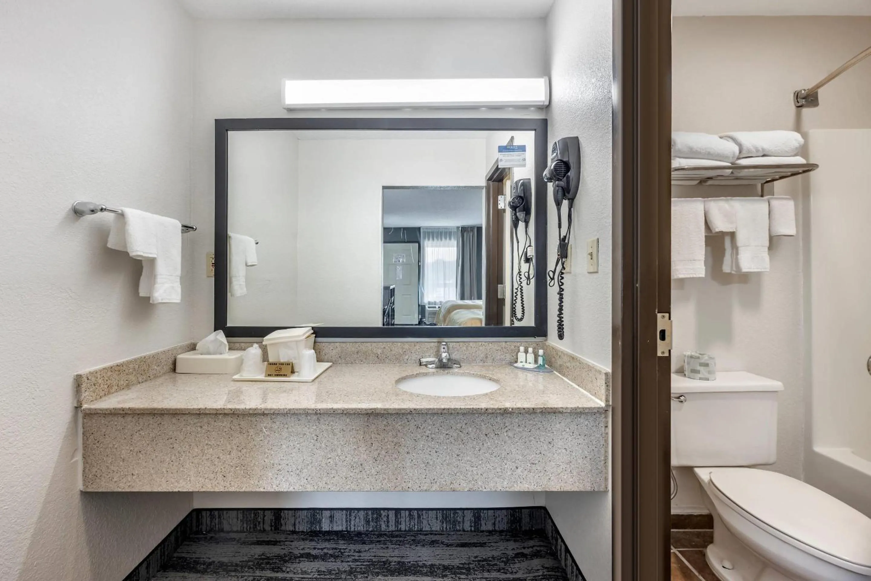 Bedroom in Quality Inn Glasgow