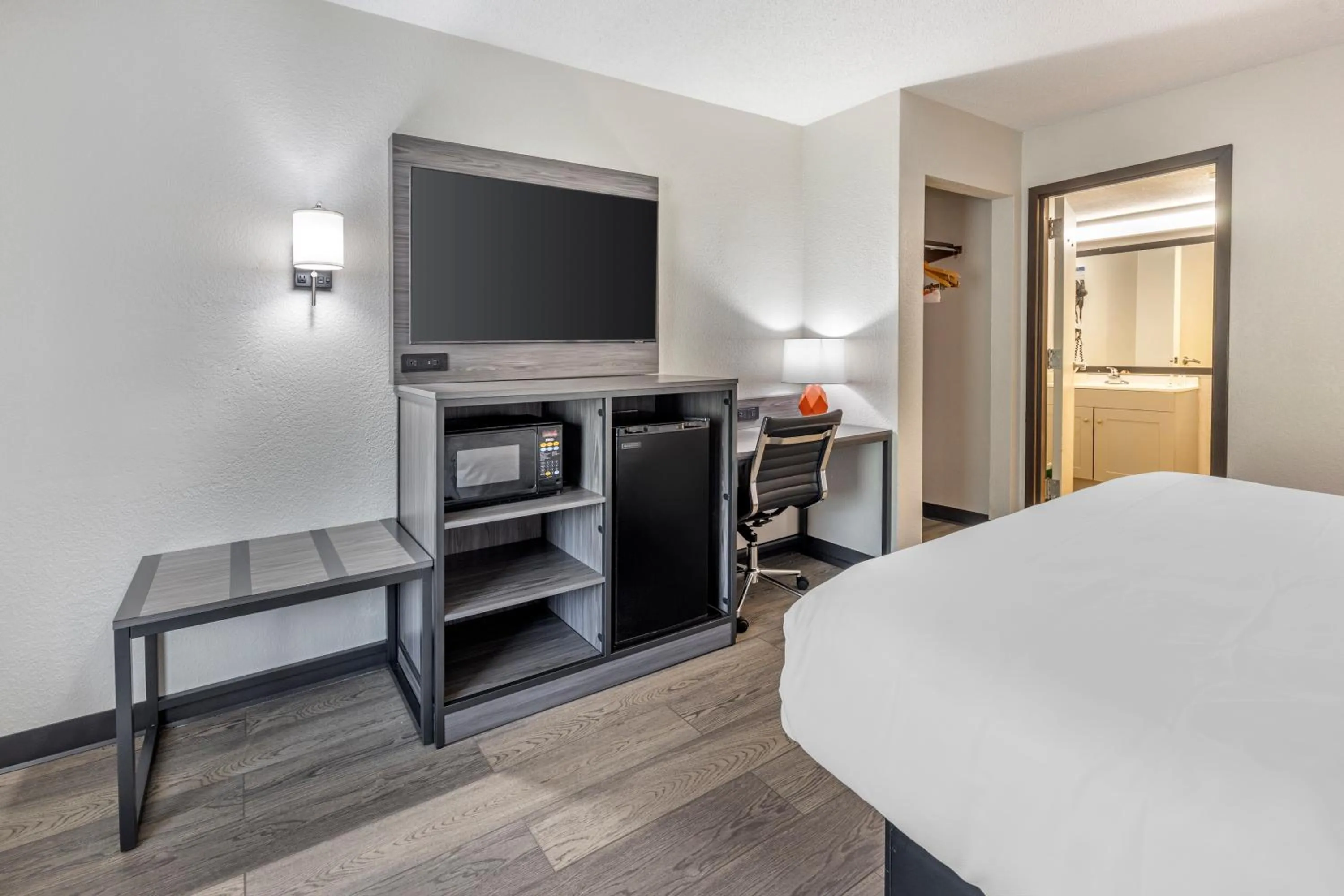 TV and multimedia, Bed in Quality Inn Glasgow