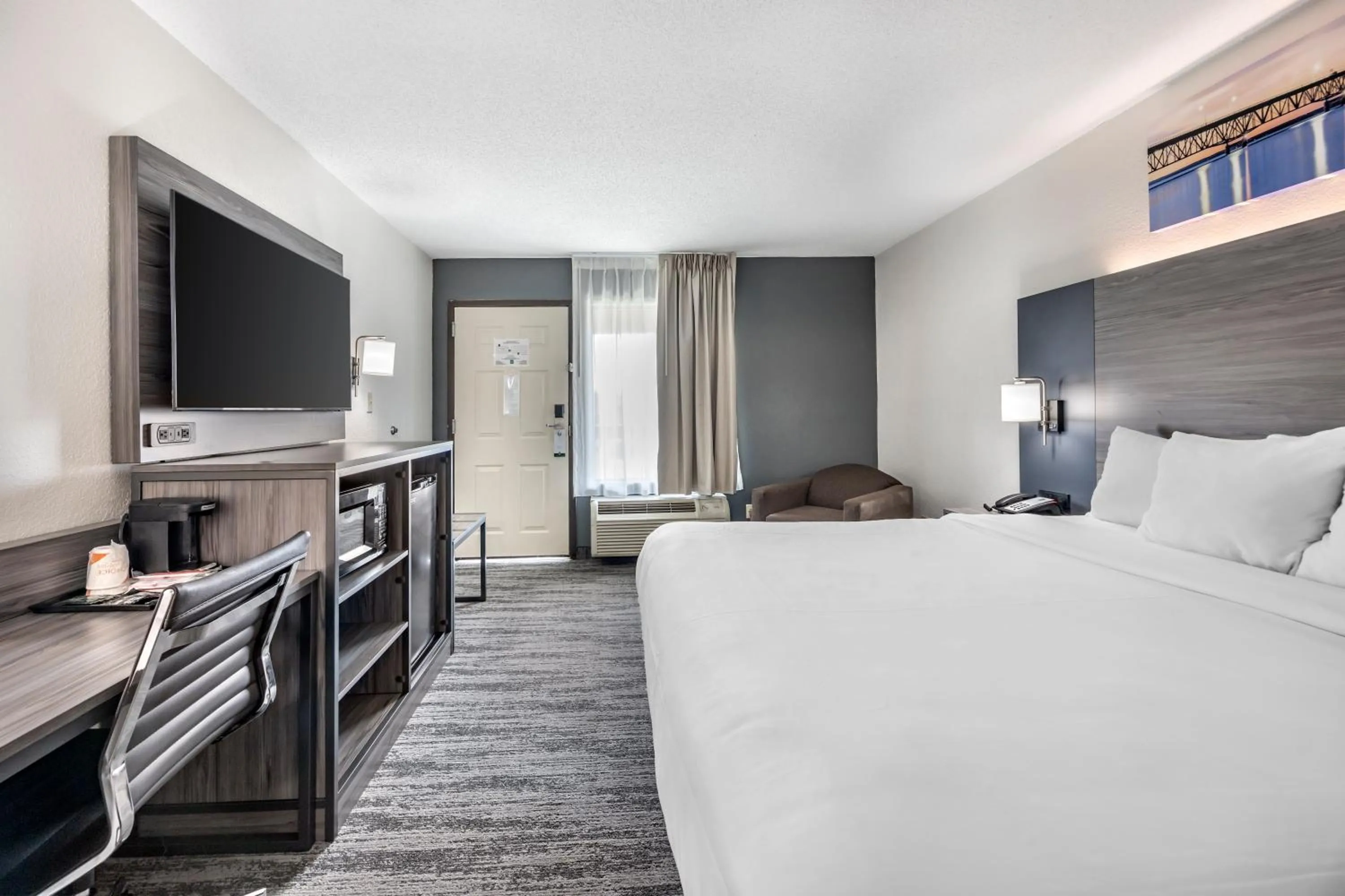 Photo of the whole room, Bed in Quality Inn Glasgow