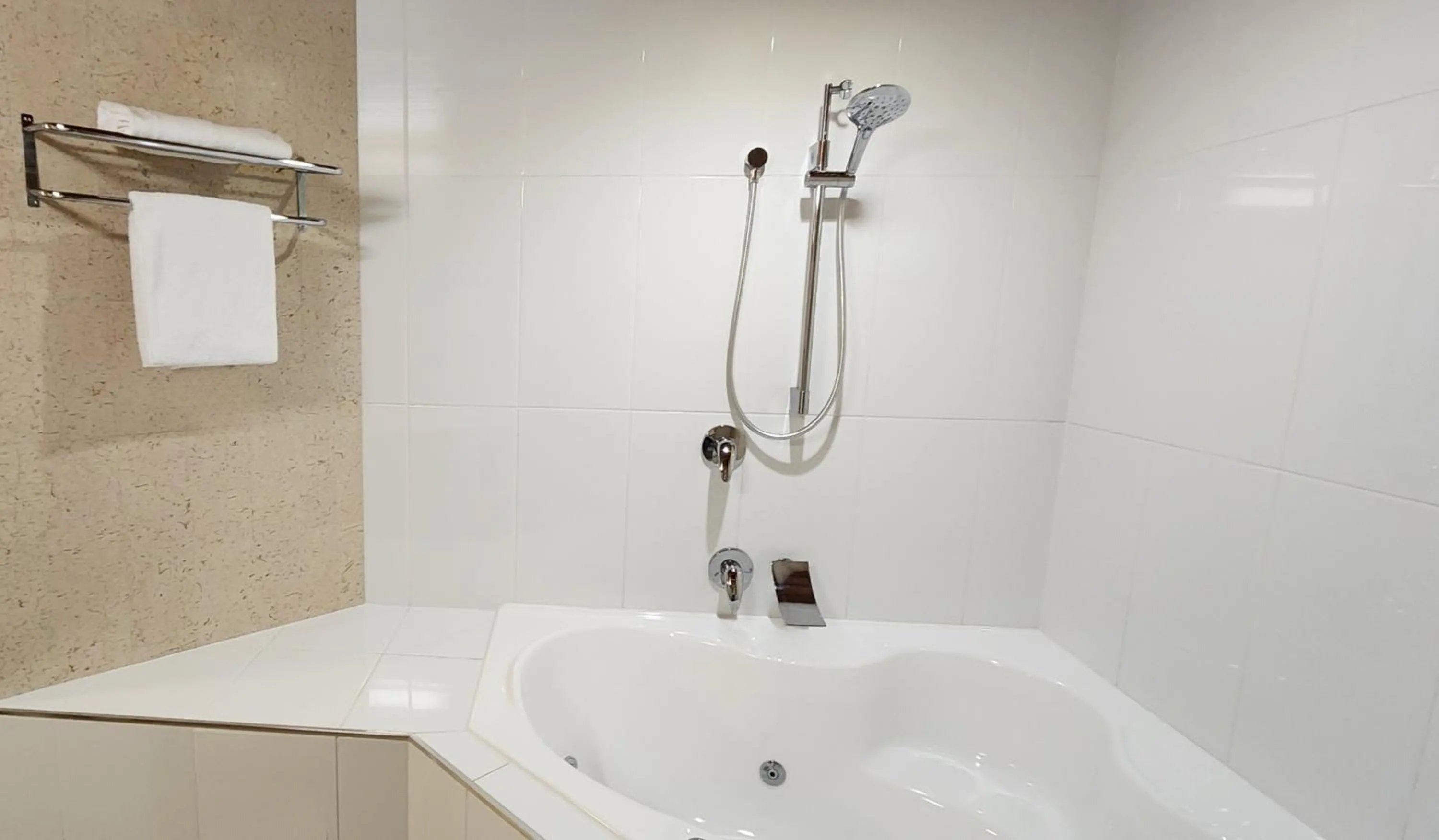 Bath in Pavilion On Northbourne