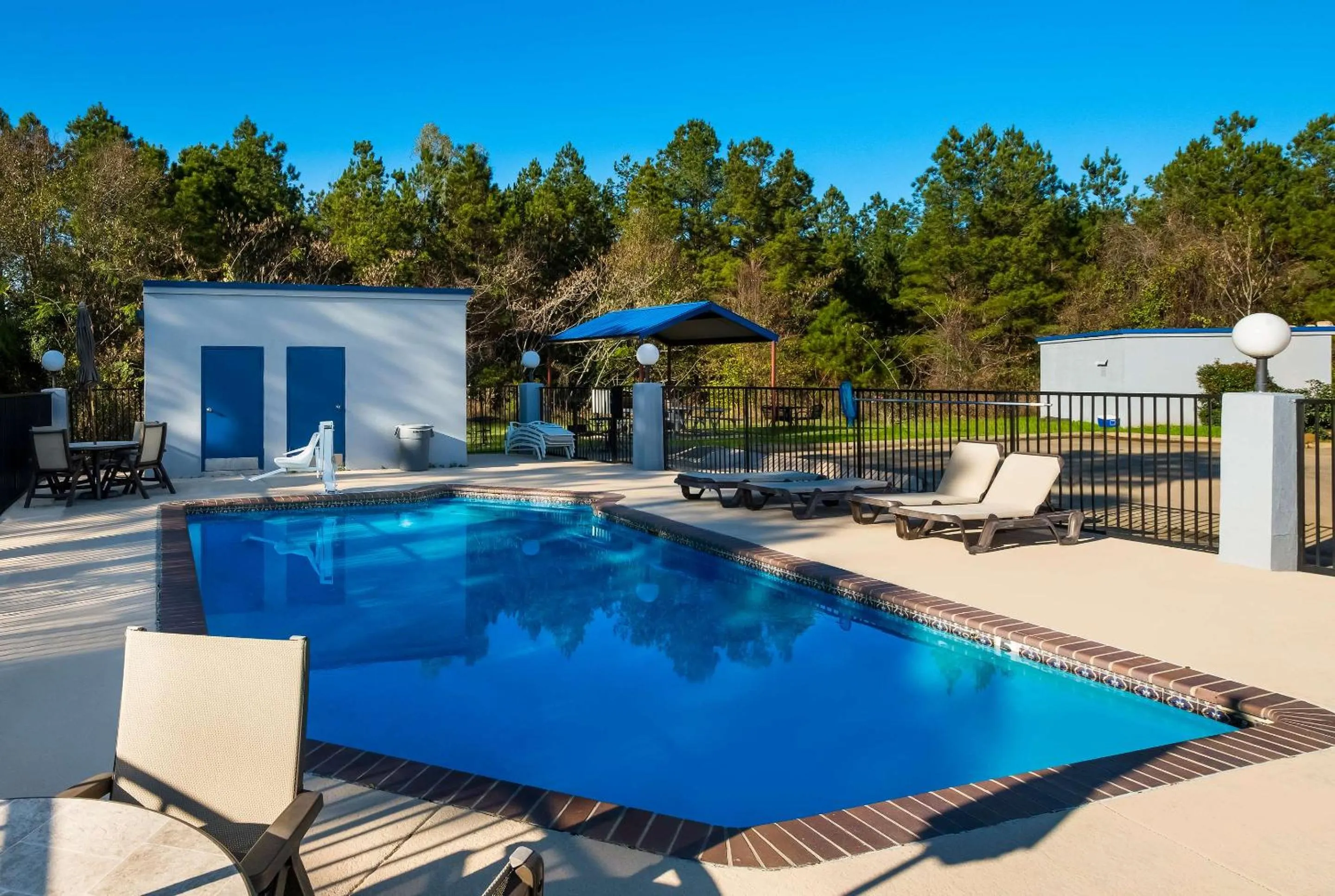 Swimming pool in Quality Inn near Parc Natchitoches