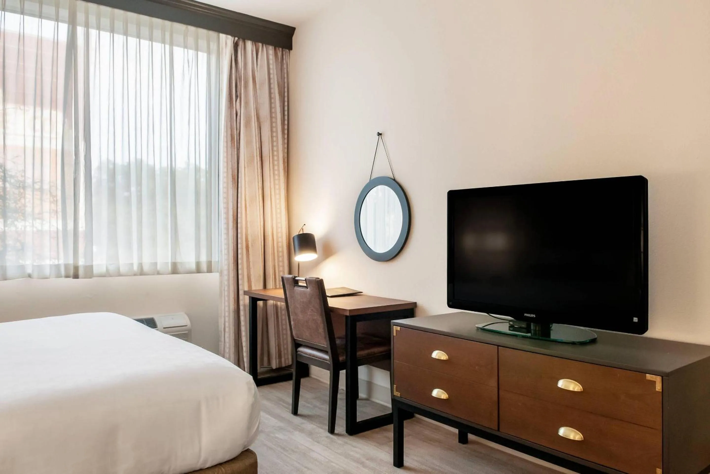 Bedroom, Bed in St Charles Coach House, an Ascend Collection Hotel