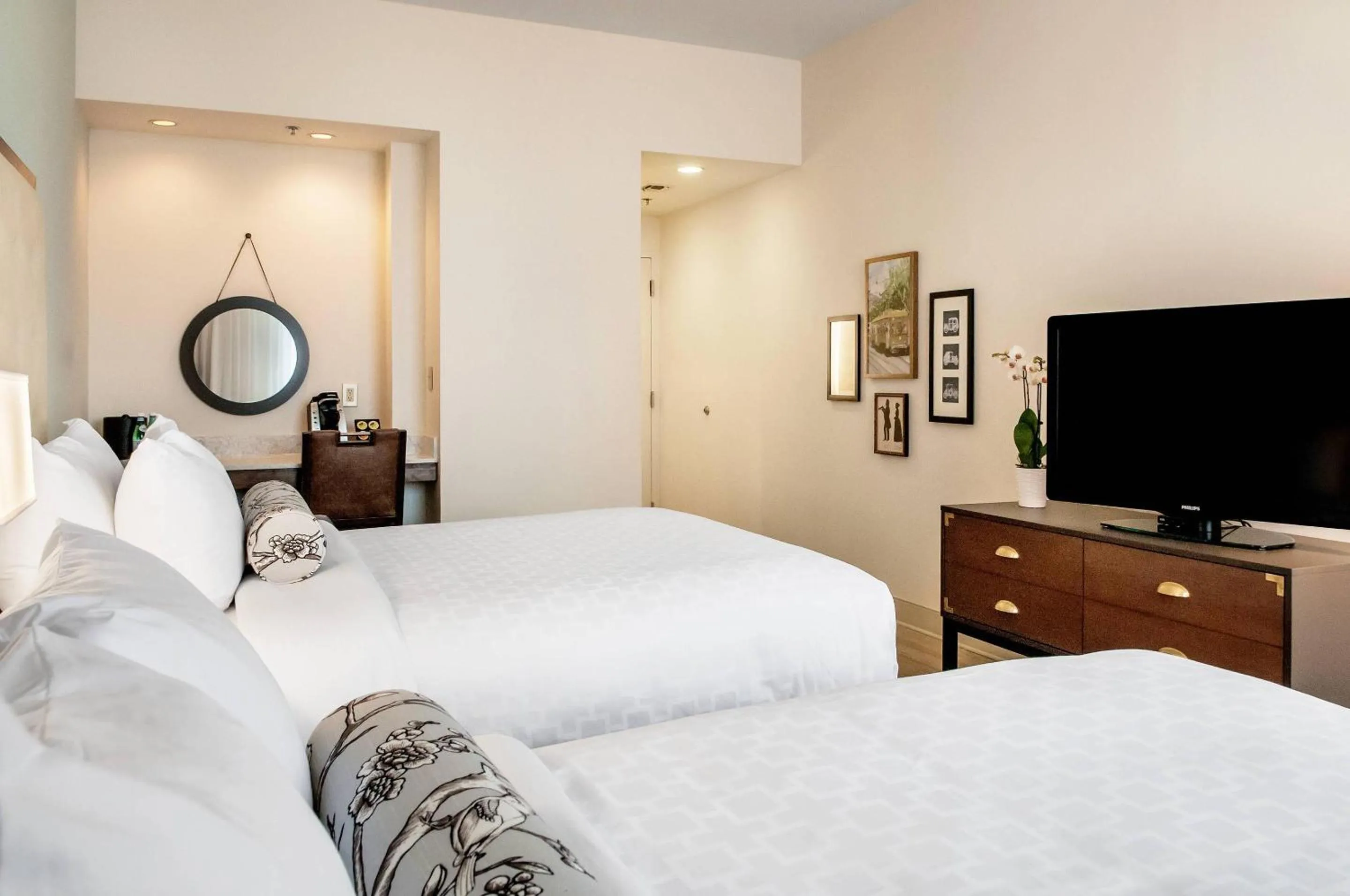 Bedroom, Bed in St Charles Coach House, an Ascend Collection Hotel