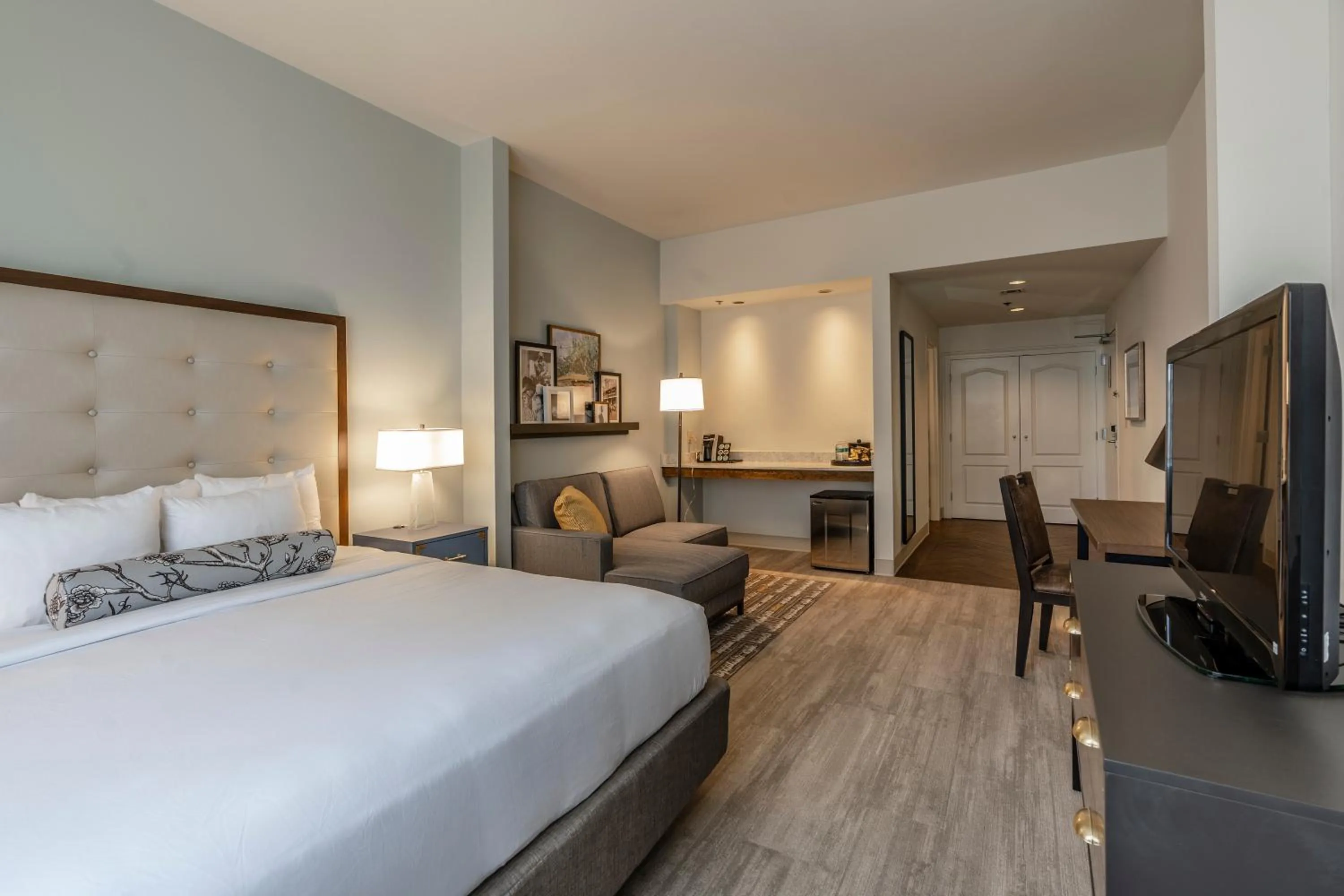 Seating area, Bed in St Charles Coach House, an Ascend Collection Hotel