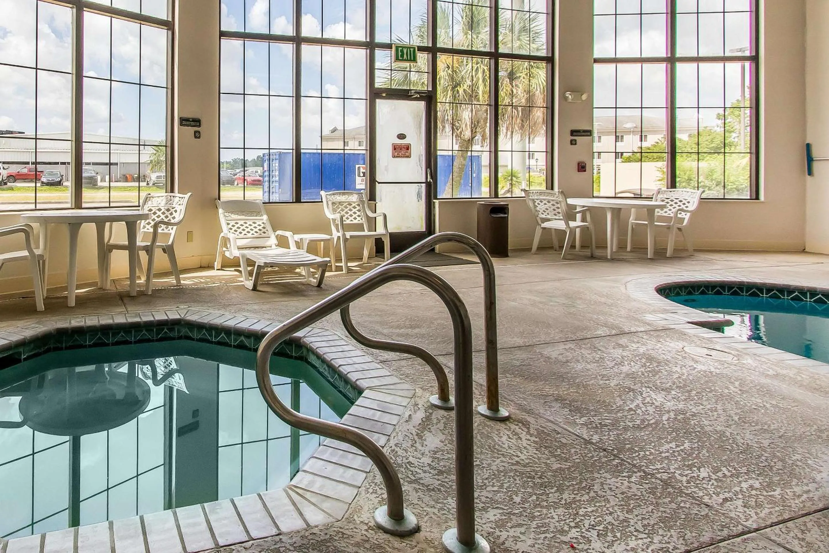 Swimming pool in Quality Suites New Iberia