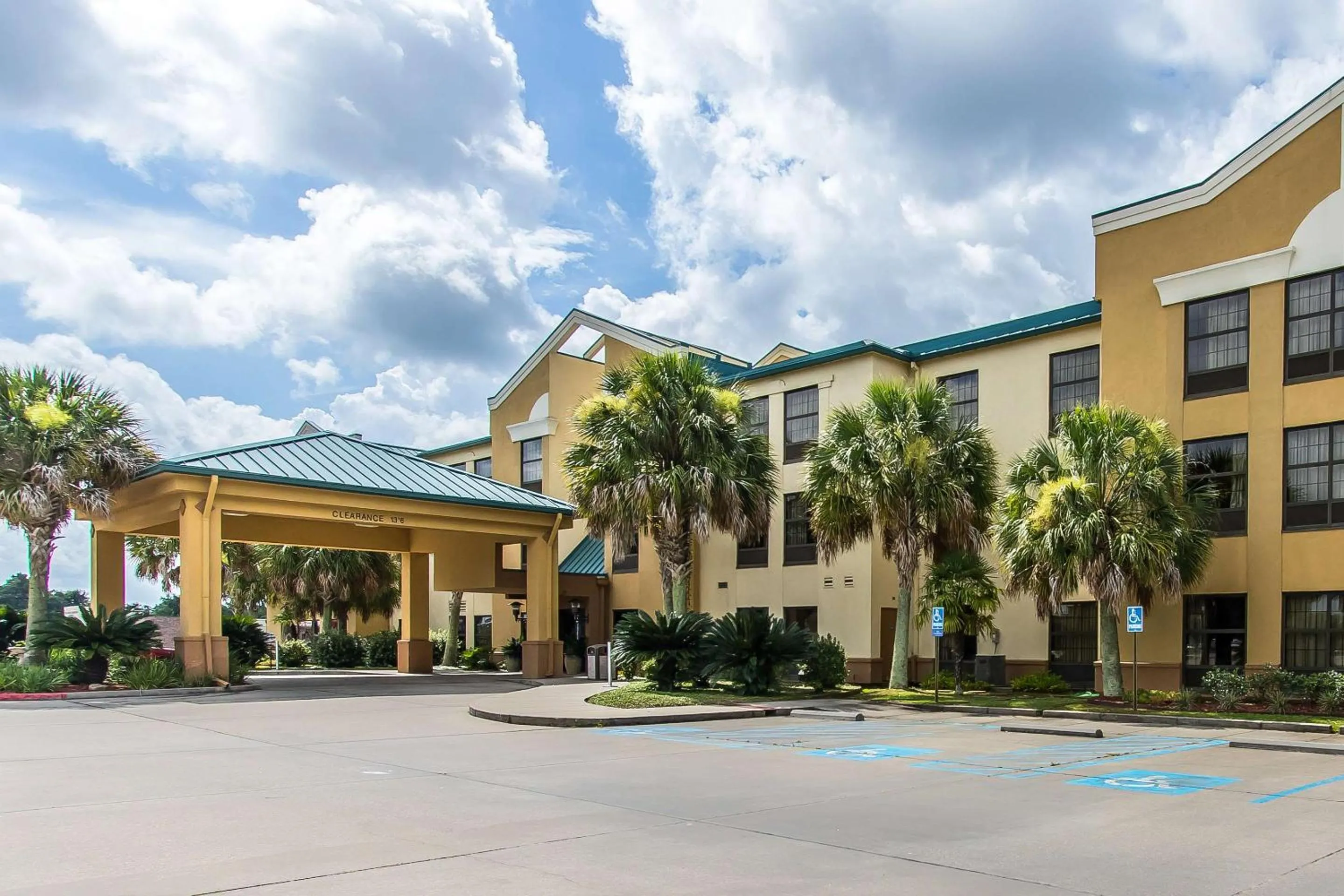 Property building in Quality Suites New Iberia