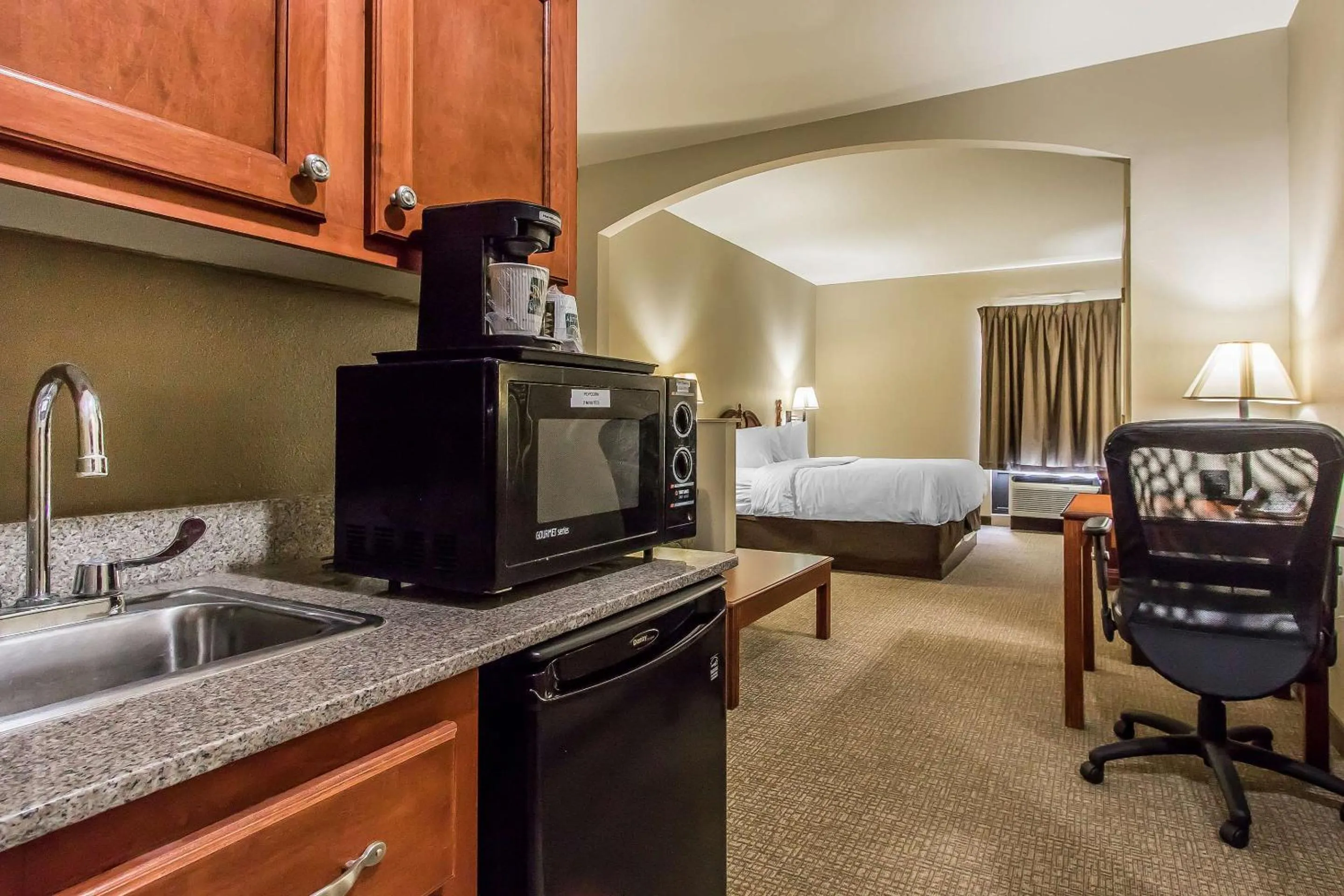 Bedroom, Bed in Quality Suites New Iberia