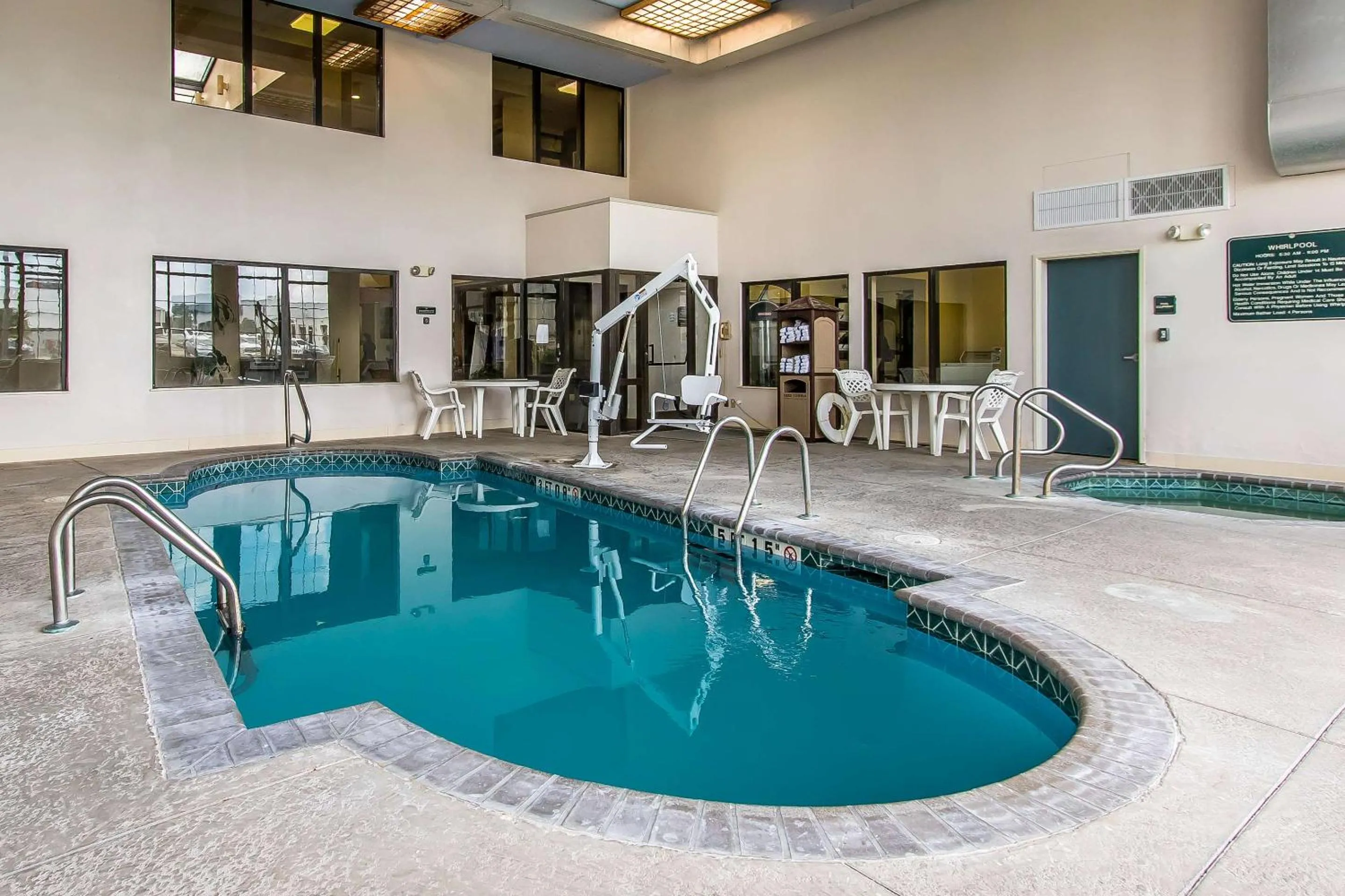 Swimming pool in Quality Suites New Iberia