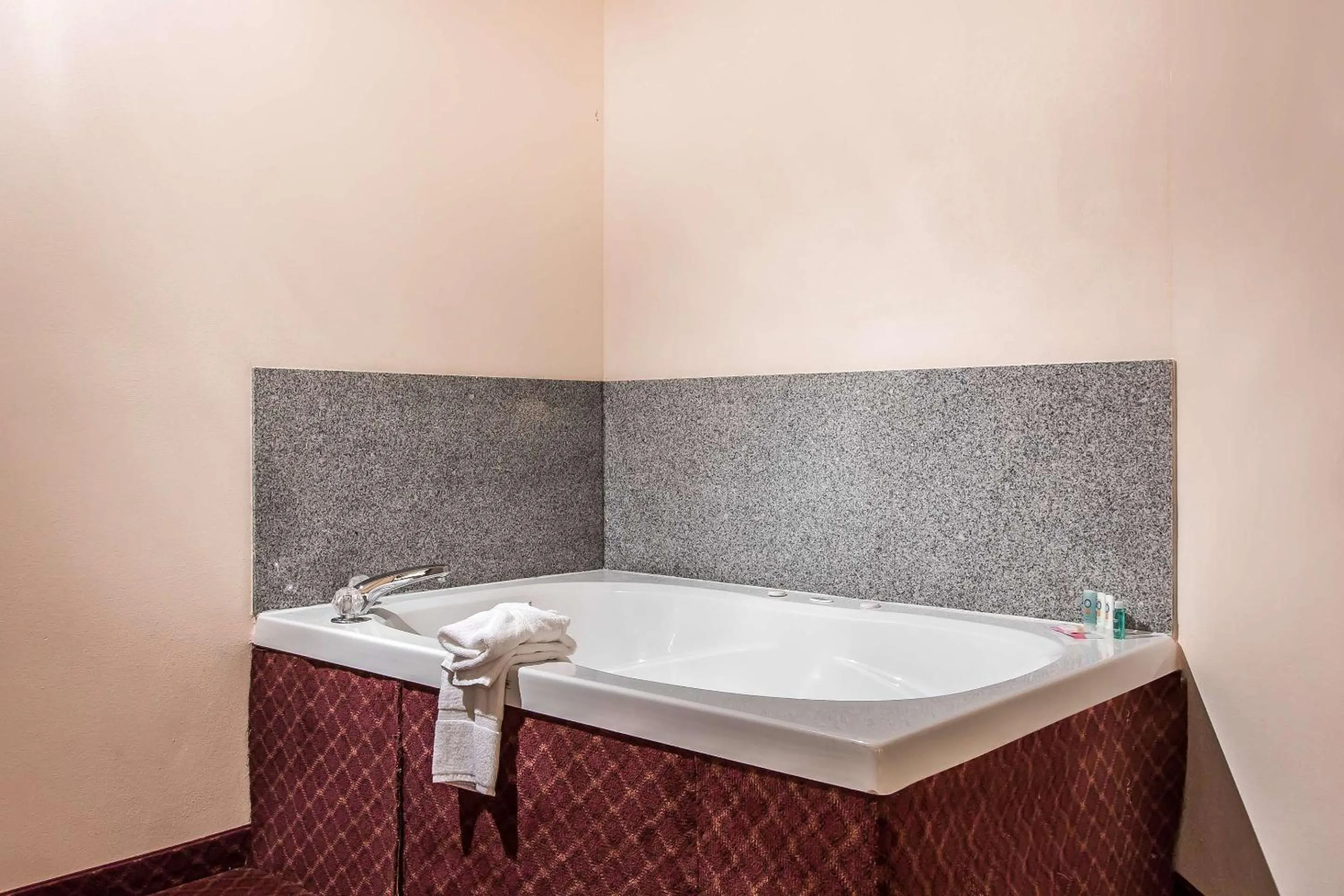 Bedroom in Quality Suites New Iberia