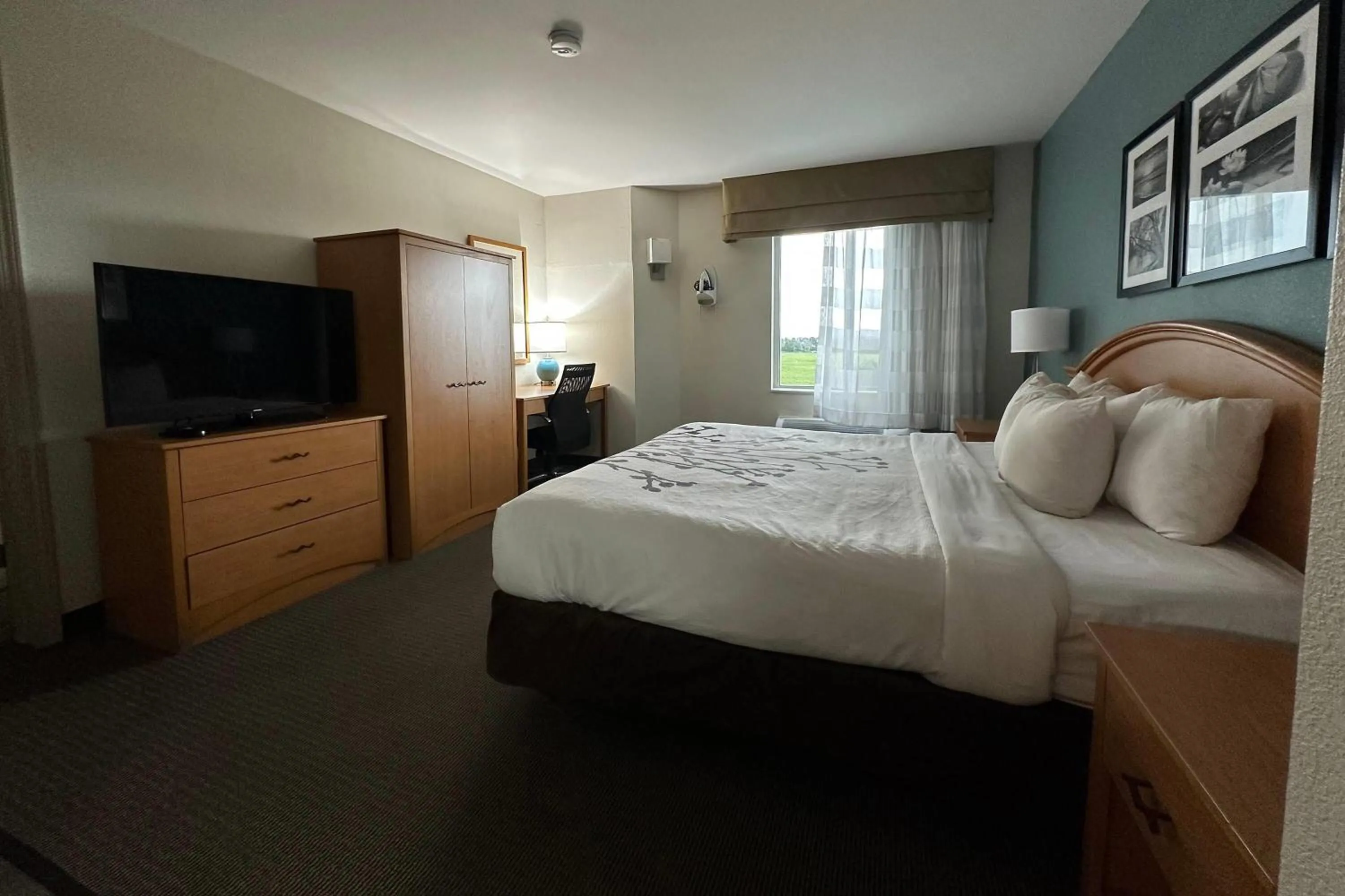 Photo of the whole room, Bed in Baymont by Wyndham Slidell