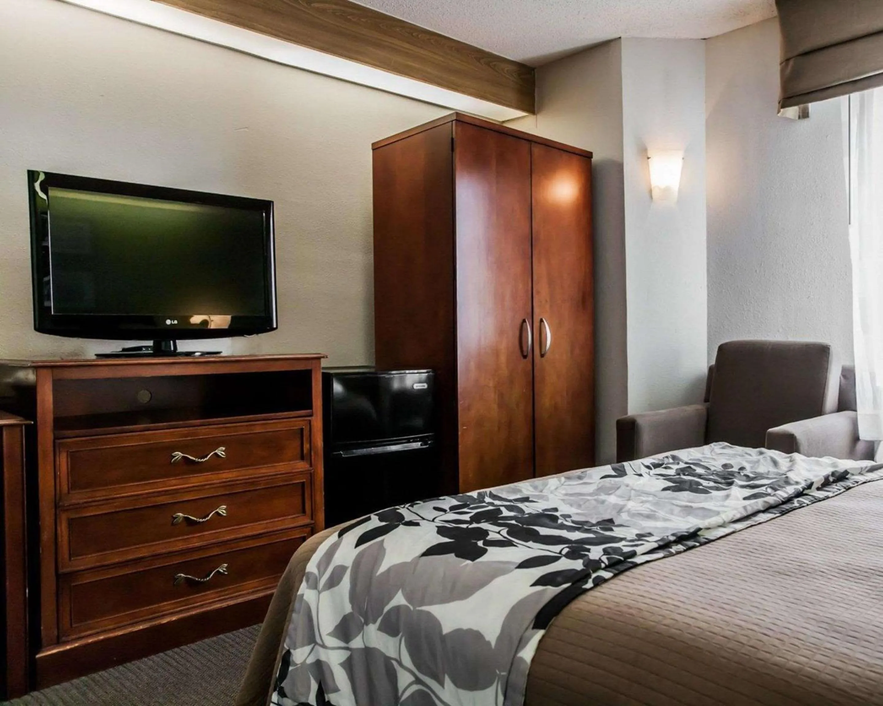 Photo of the whole room, Bed in Sleep Inn Slidell