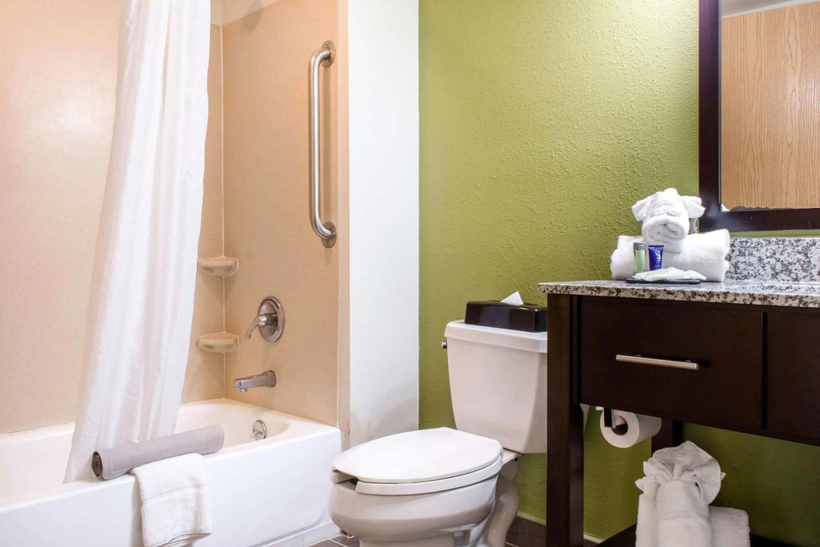 Bathroom in Sleep Inn & Suites Metairie - New Orleans West