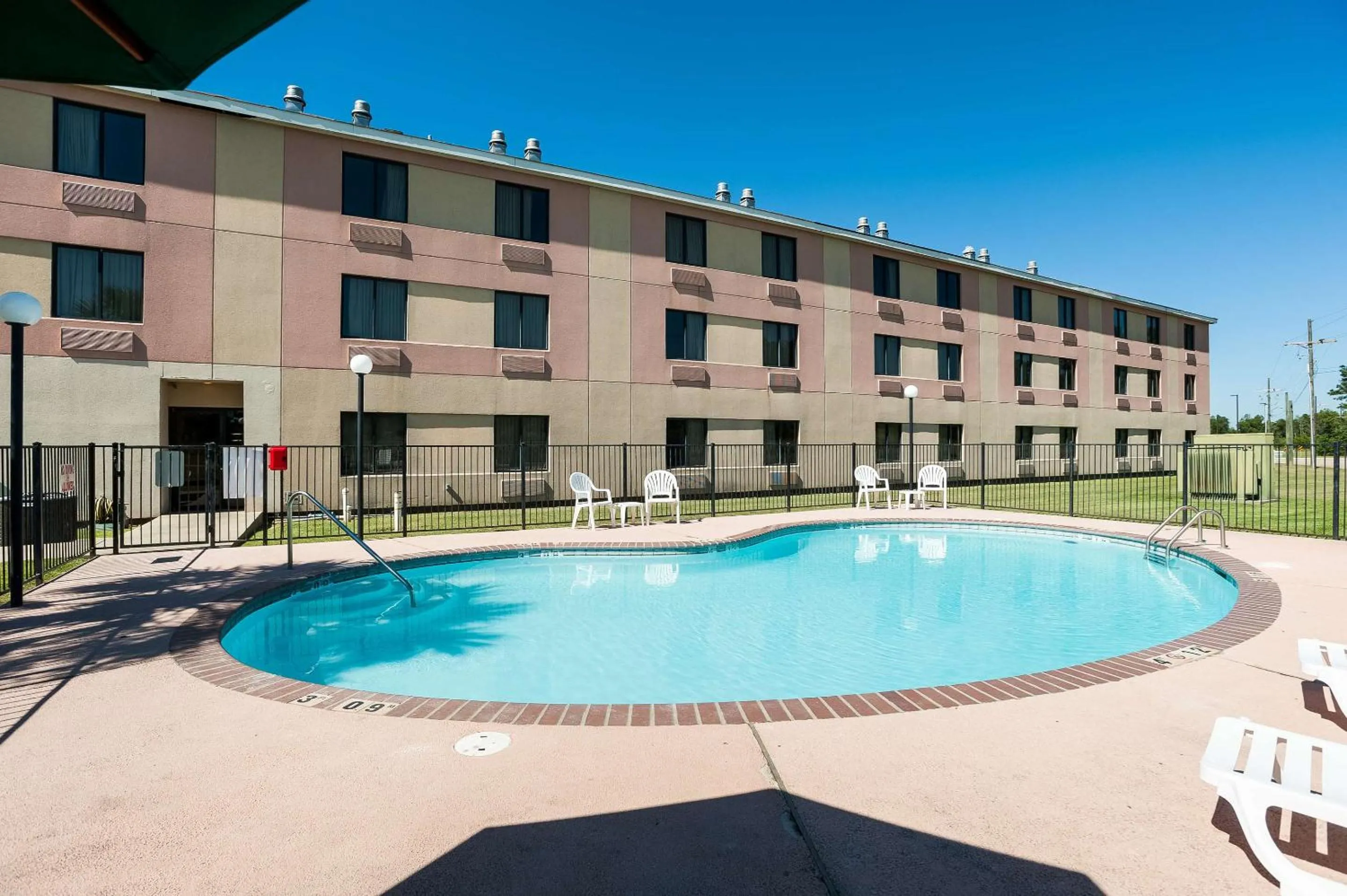 Swimming pool in Quality Inn & Suites Lake Charles South