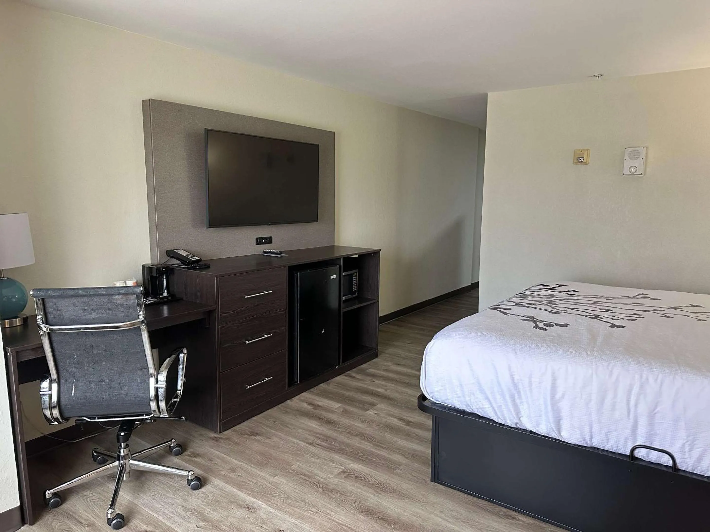 Bedroom, Bed in Sleep Inn & Suites Pineville - Alexandria
