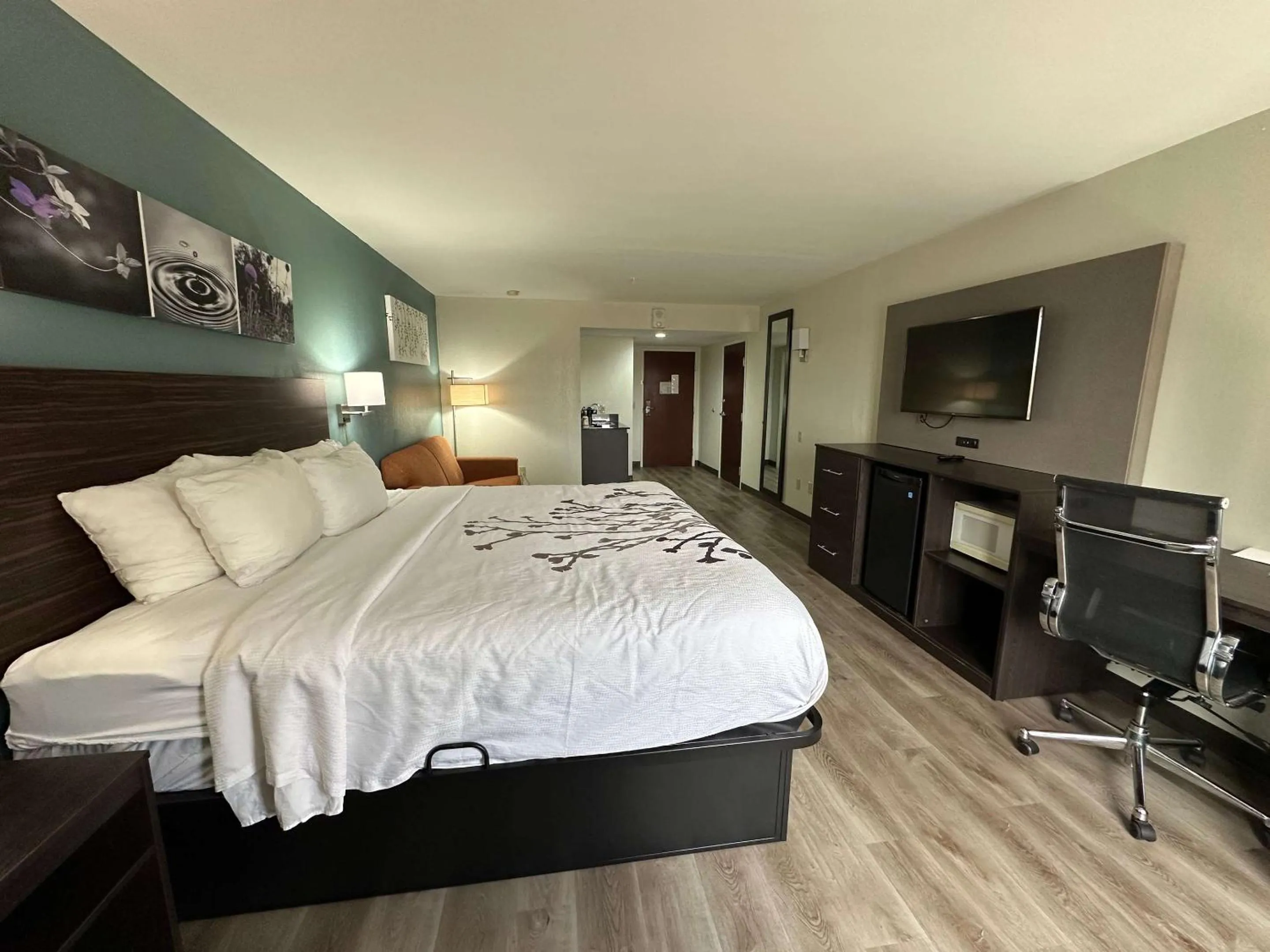 Bedroom, Bed in Sleep Inn & Suites Pineville - Alexandria