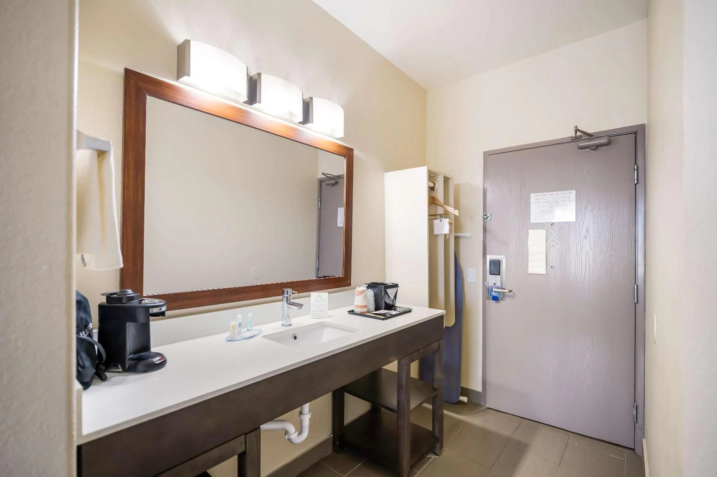 Bedroom in Comfort Inn Bossier City Casino Area near Shreveport Downtown