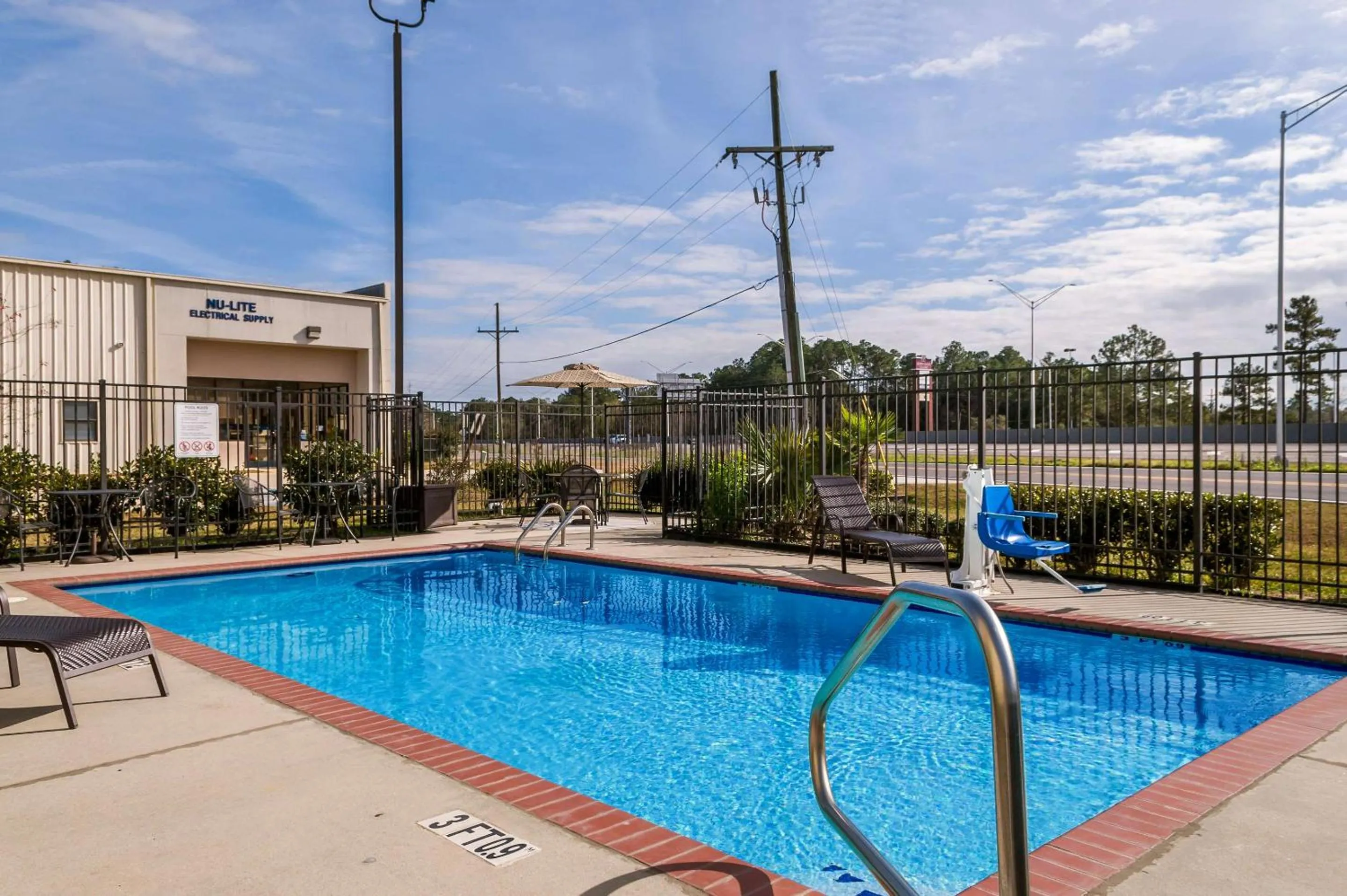 Swimming pool in Quality Inn & Suites Slidell