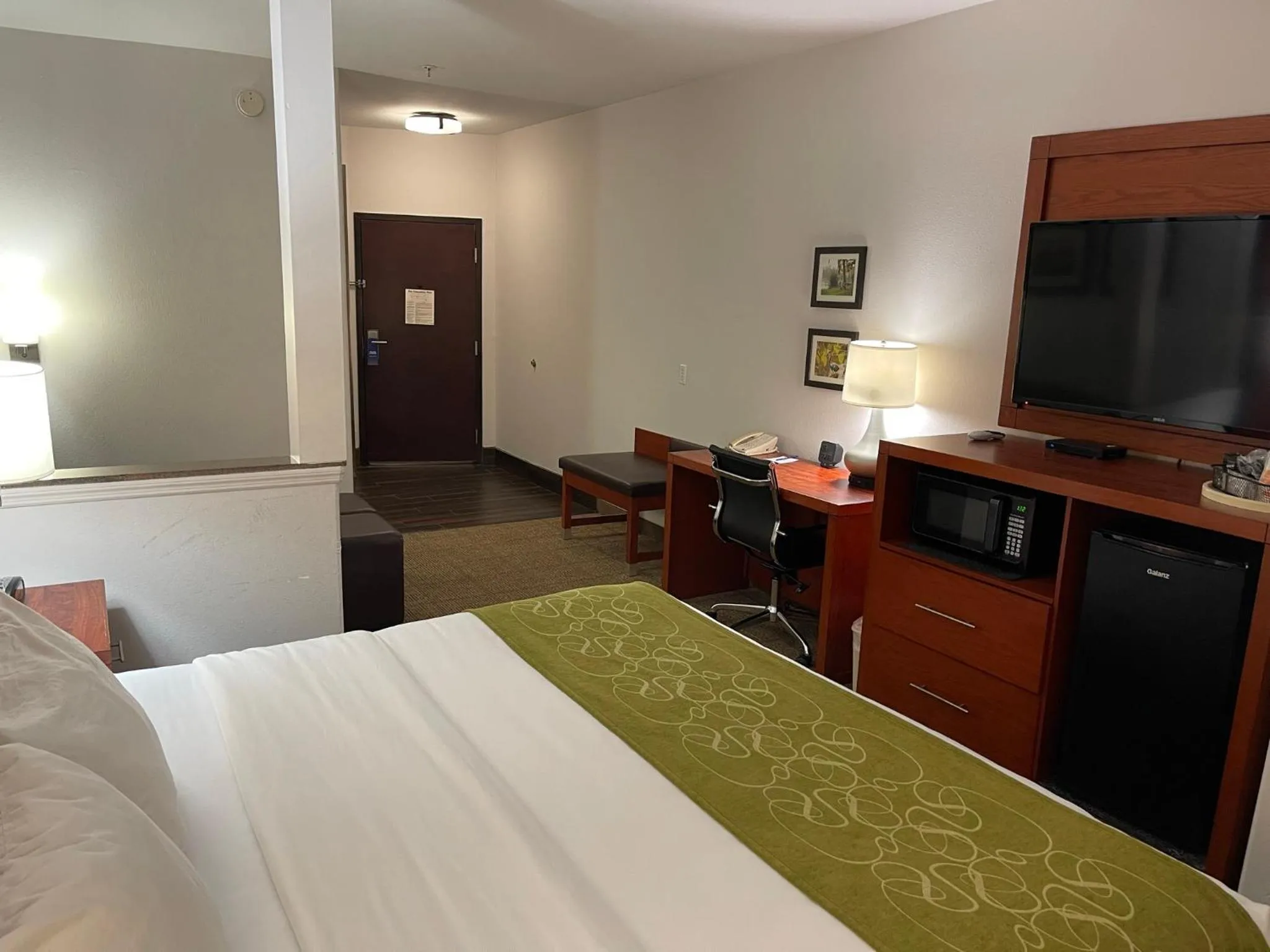Bedroom, Bed in Comfort Suites Lake Charles