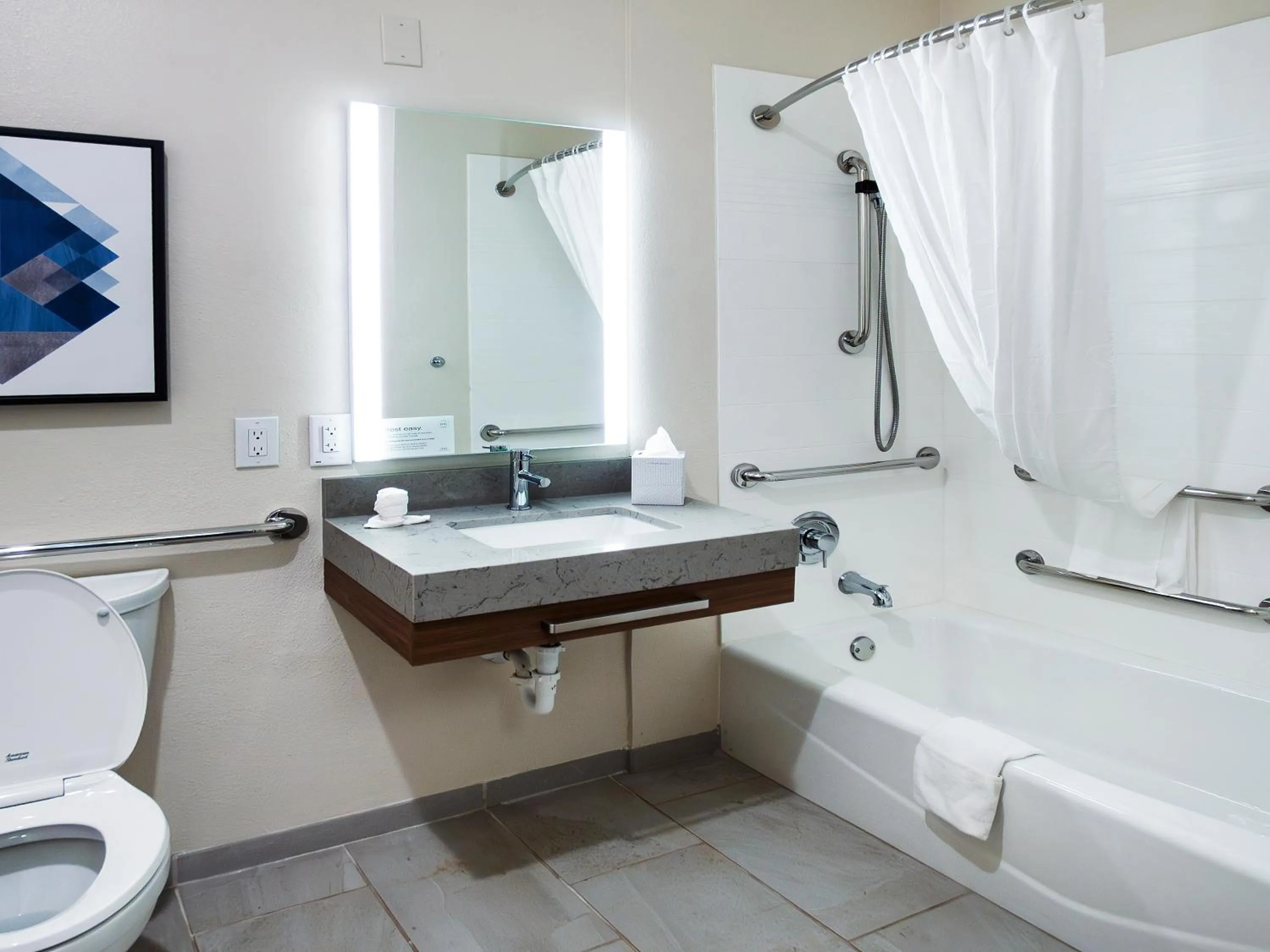 Bathroom in Suburban Studios Avondale