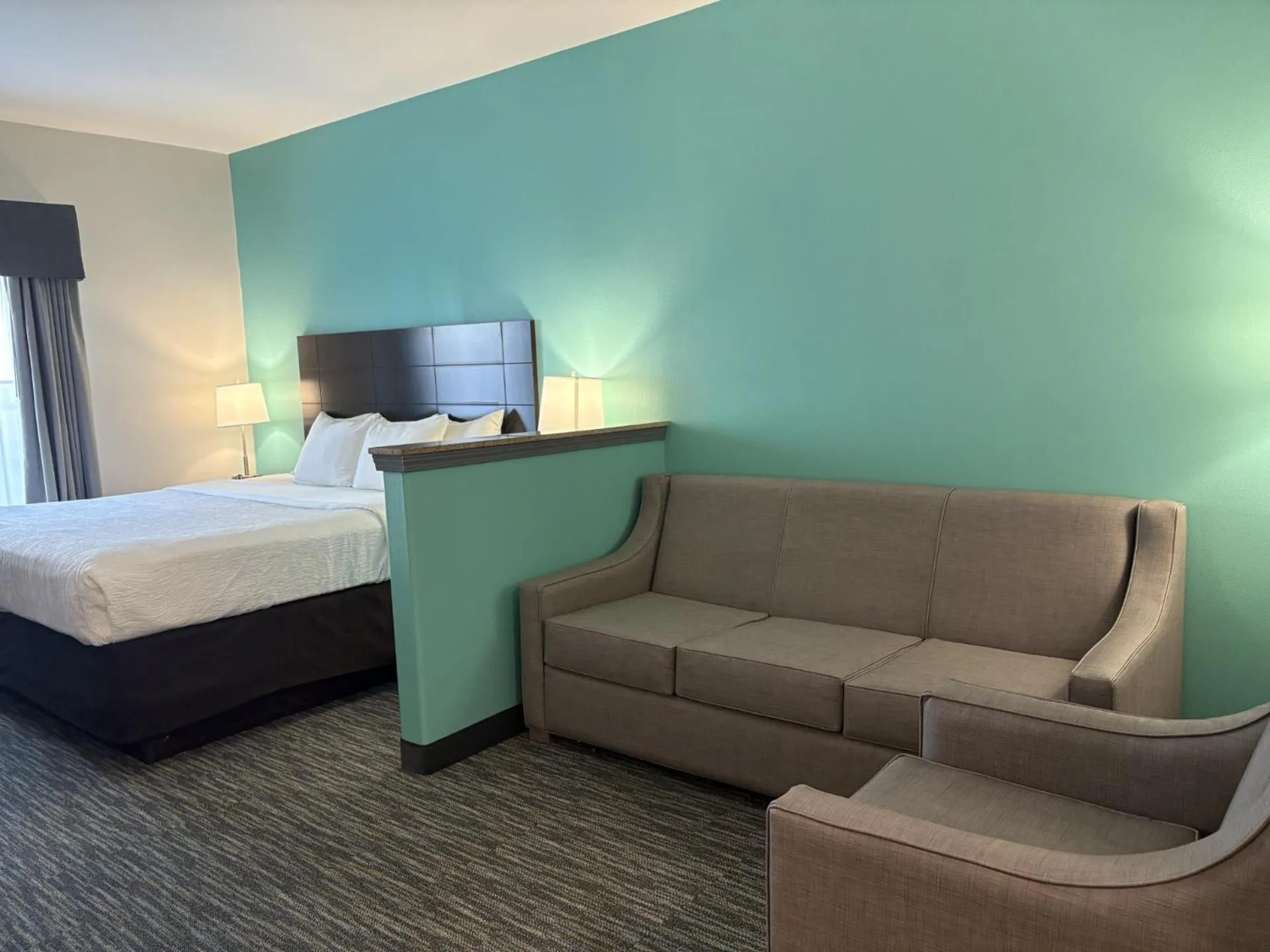 Bed in Quality Inn & Suites Houma