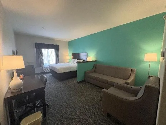 Bed in Quality Inn & Suites Houma