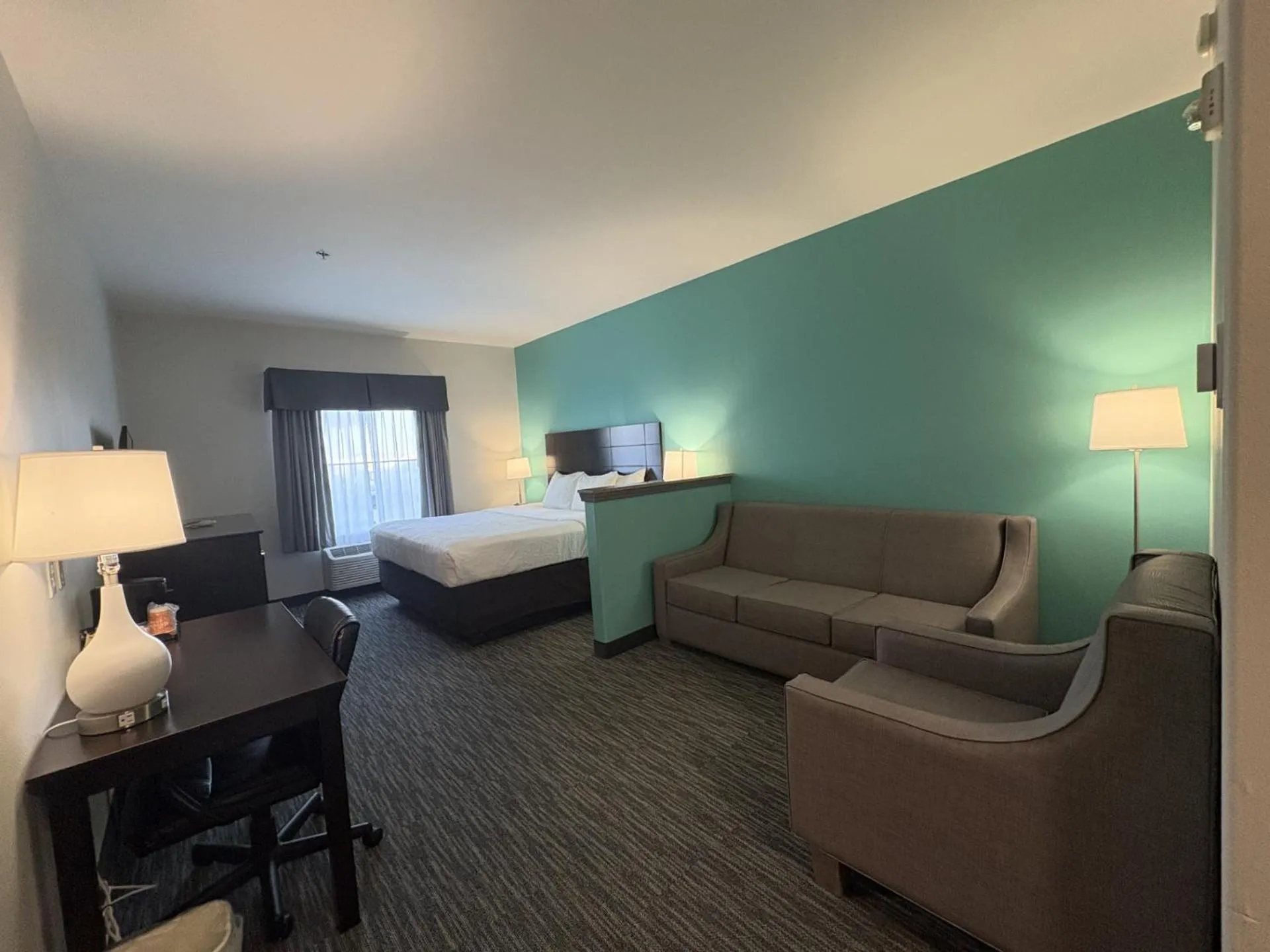 Bed in Quality Inn & Suites Houma