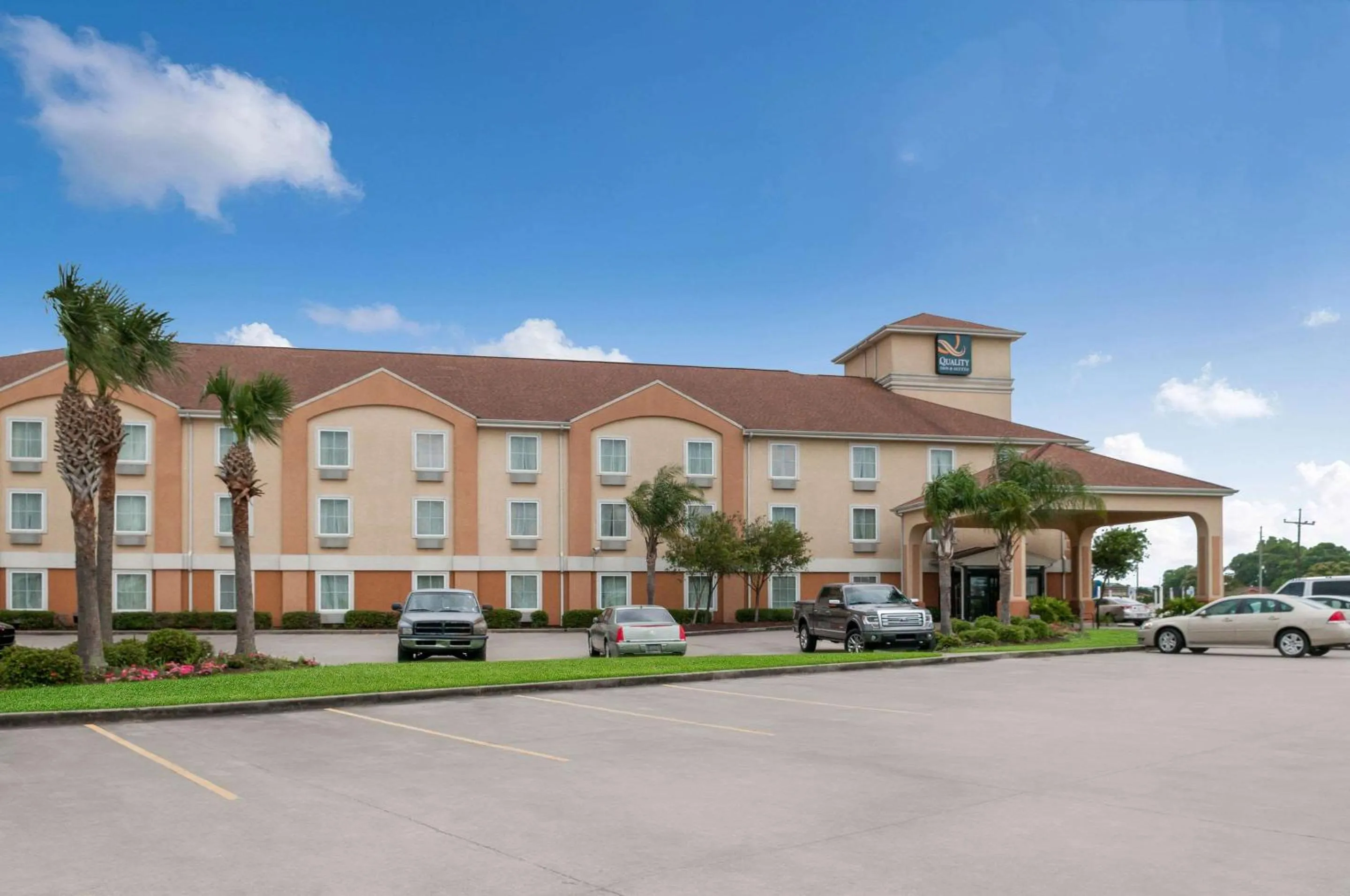 Property building in Quality Inn & Suites Houma