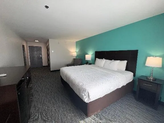 Bed in Quality Inn & Suites Houma