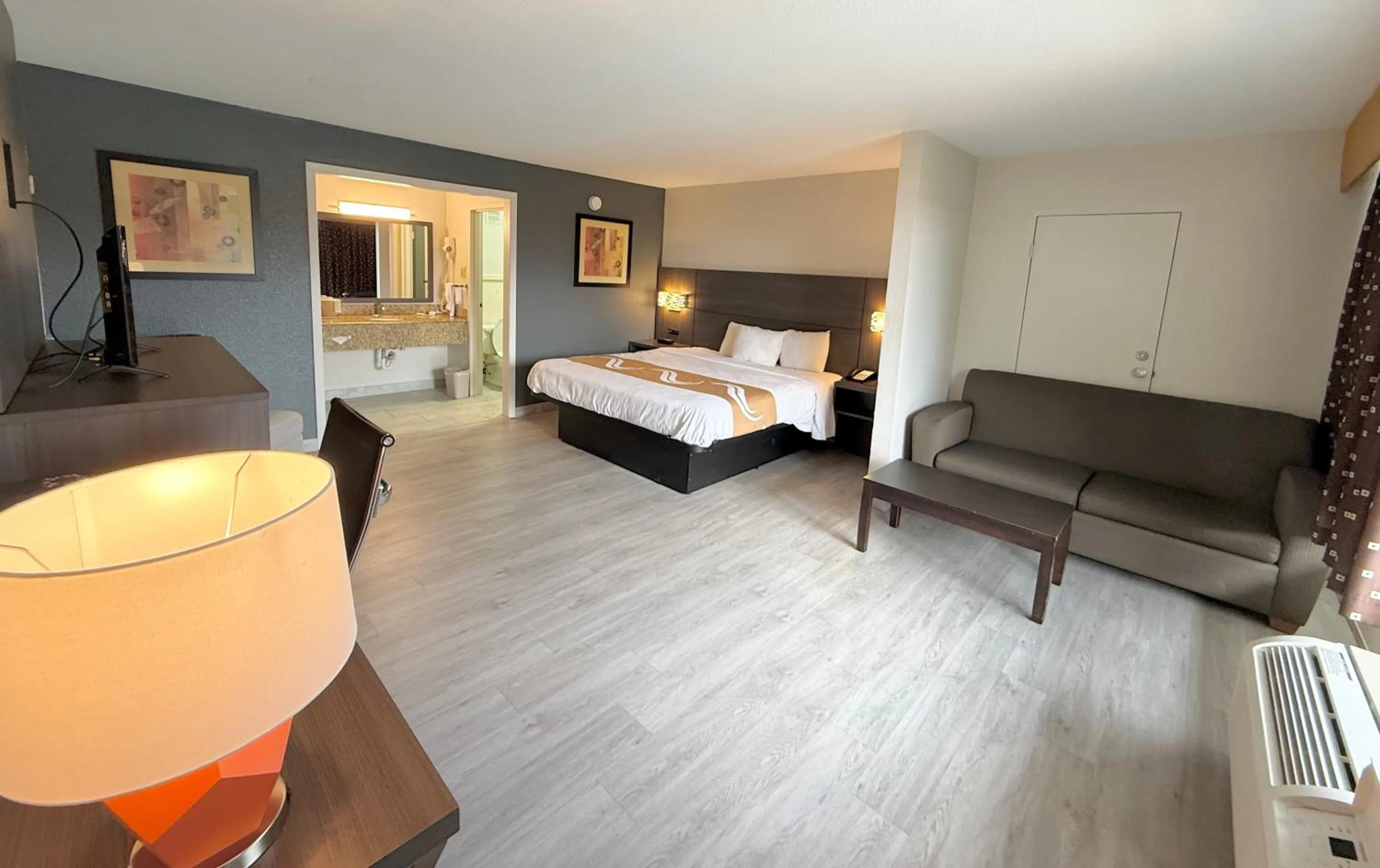 Photo of the whole room, Bed in Quality Inn & Suites Baton Rouge West - Port Allen