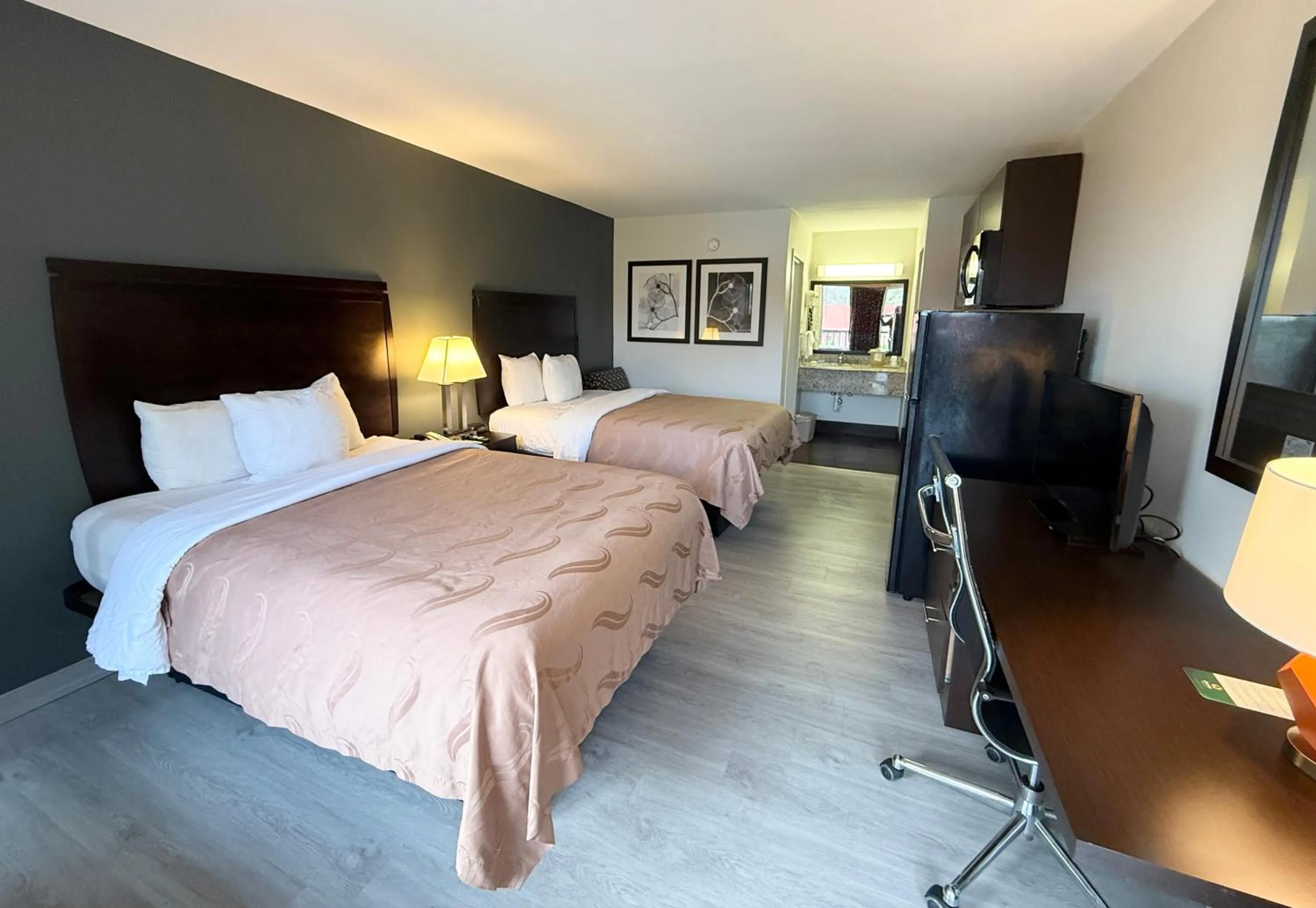 Photo of the whole room, Bed in Quality Inn & Suites Baton Rouge West - Port Allen