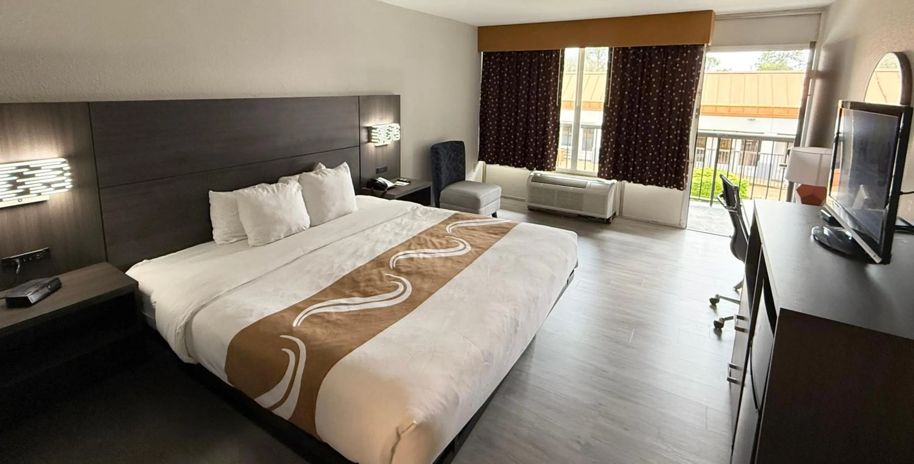 Photo of the whole room, Bed in Quality Inn & Suites Baton Rouge West - Port Allen