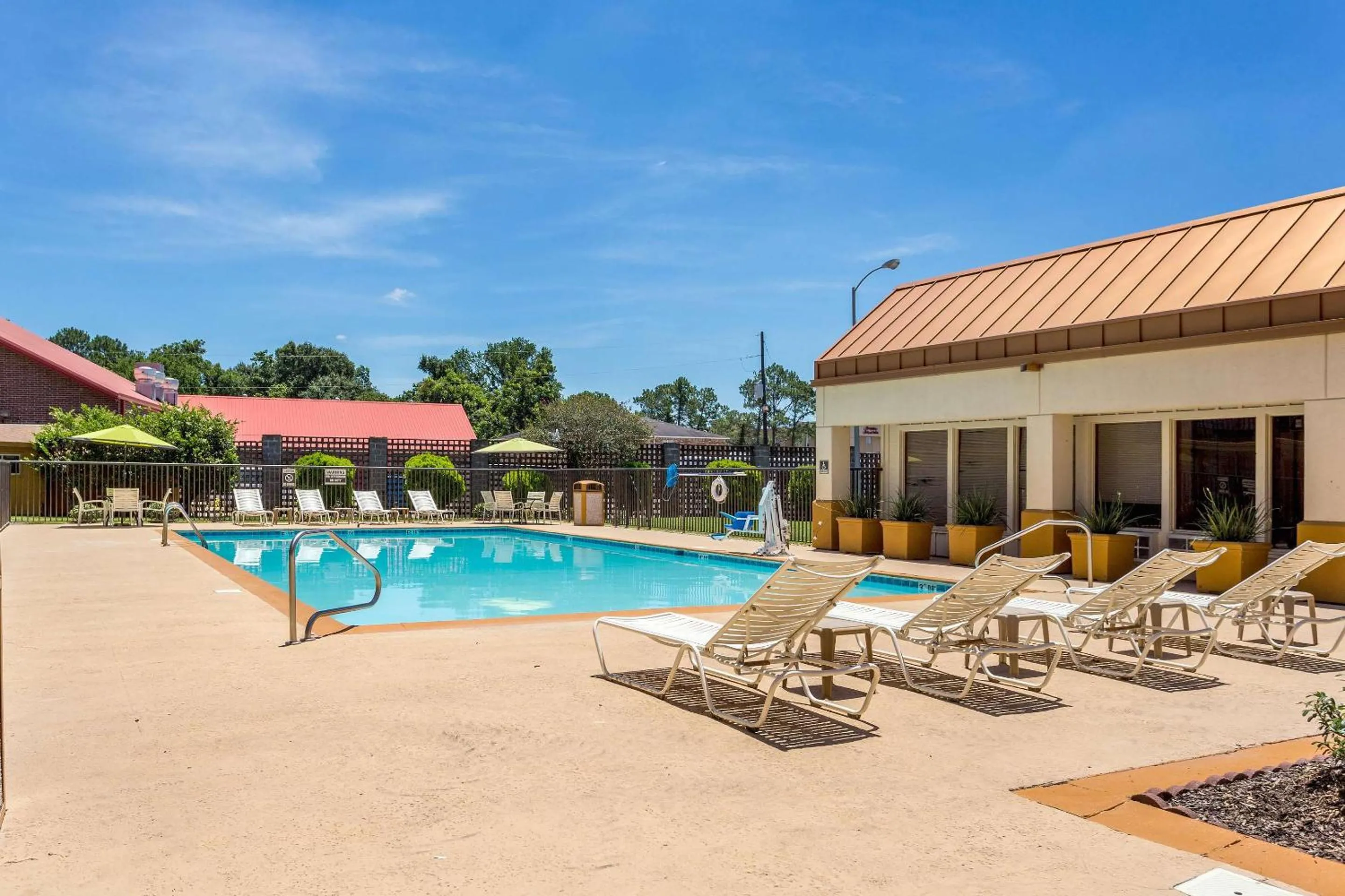 Swimming pool in Quality Inn & Suites Baton Rouge West - Port Allen