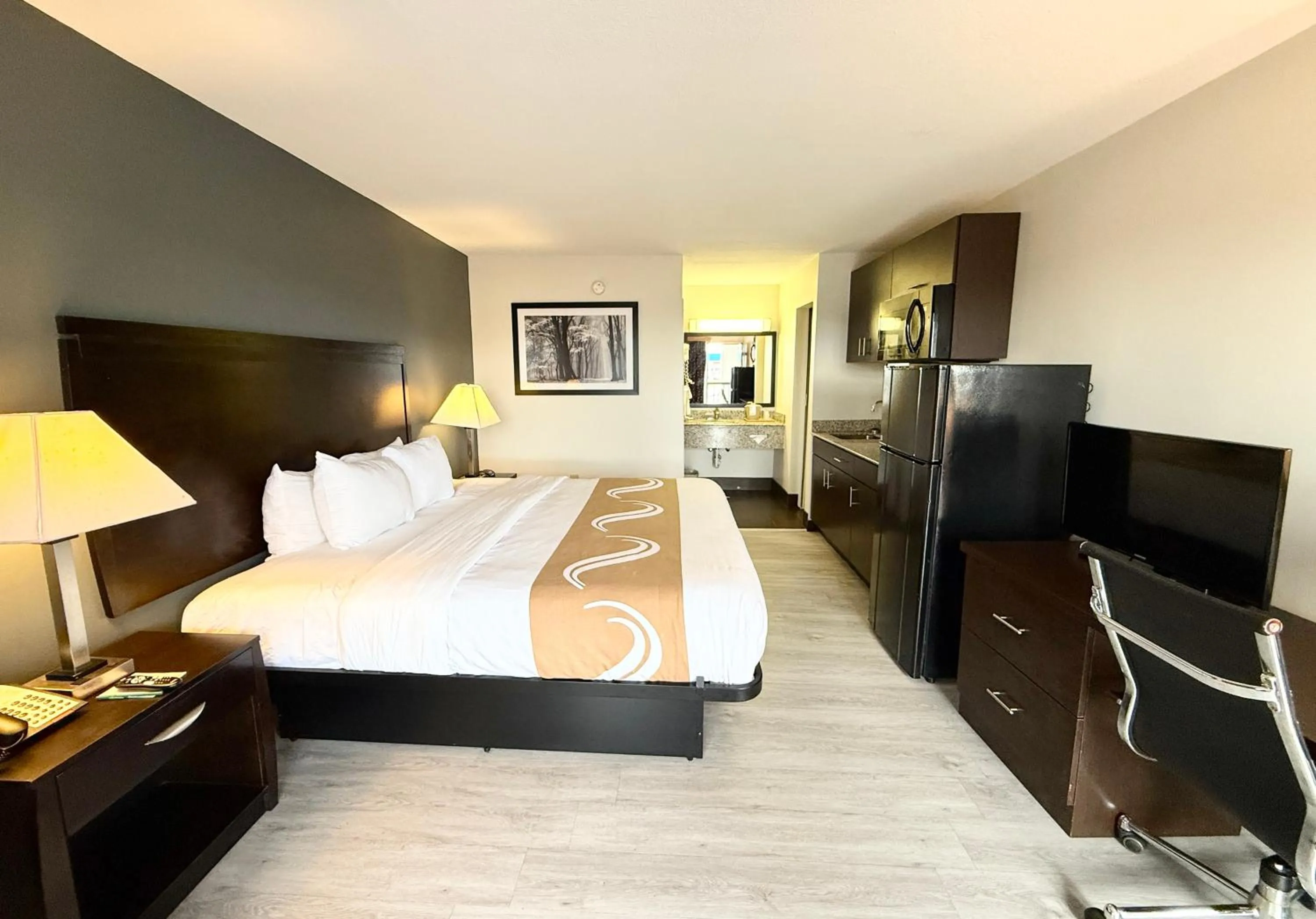 Photo of the whole room, Bed in Quality Inn & Suites Baton Rouge West - Port Allen