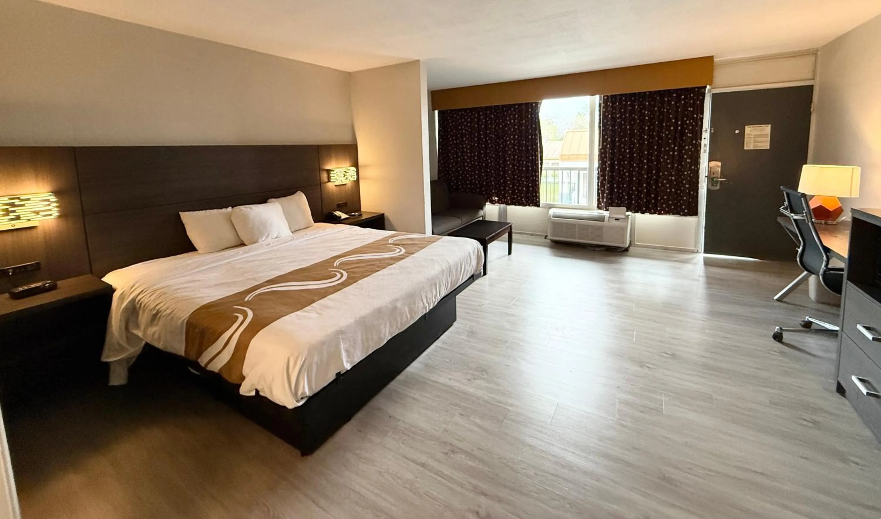 Photo of the whole room, Bed in Quality Inn & Suites Baton Rouge West - Port Allen