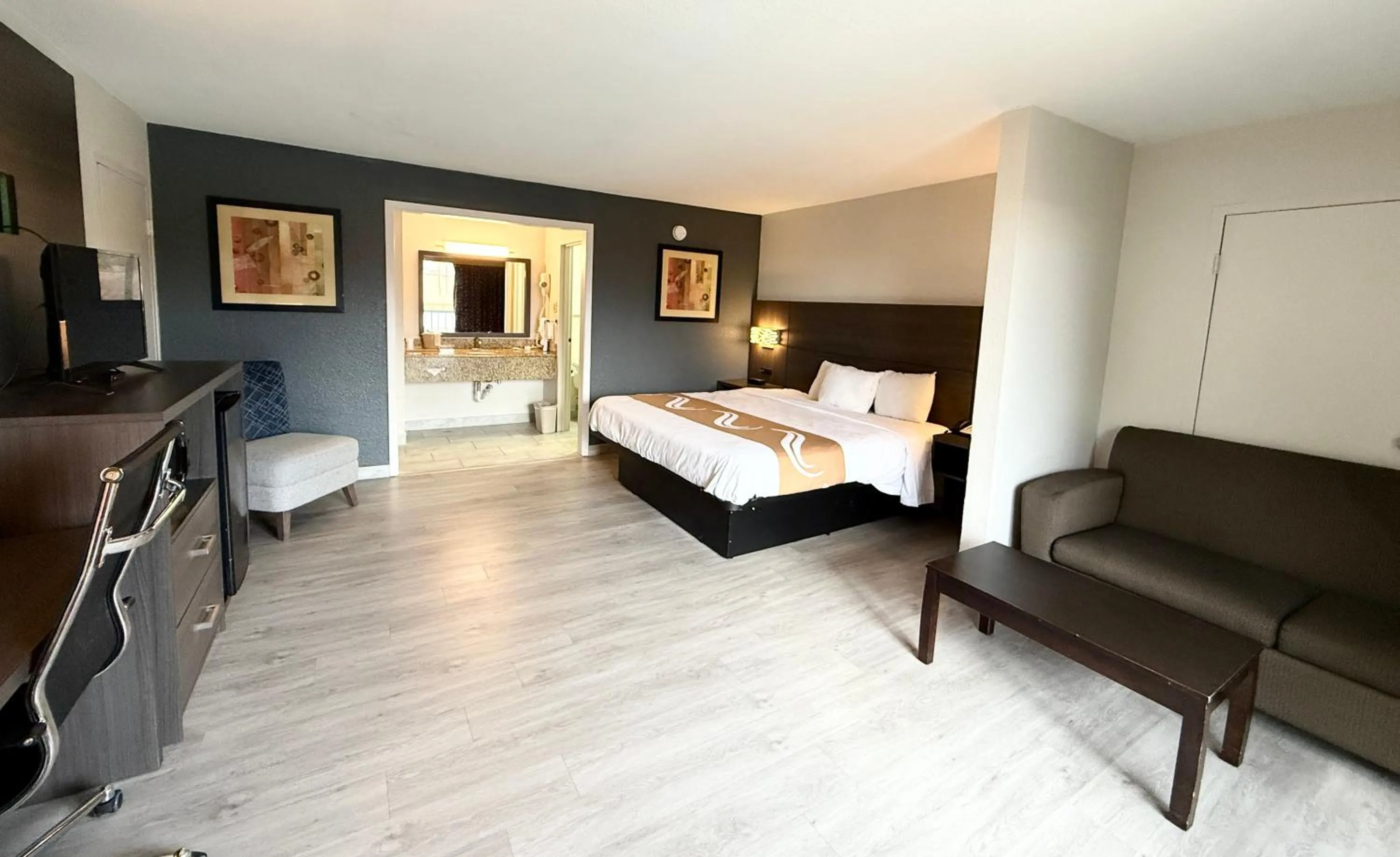 Photo of the whole room, Bed in Quality Inn & Suites Baton Rouge West - Port Allen