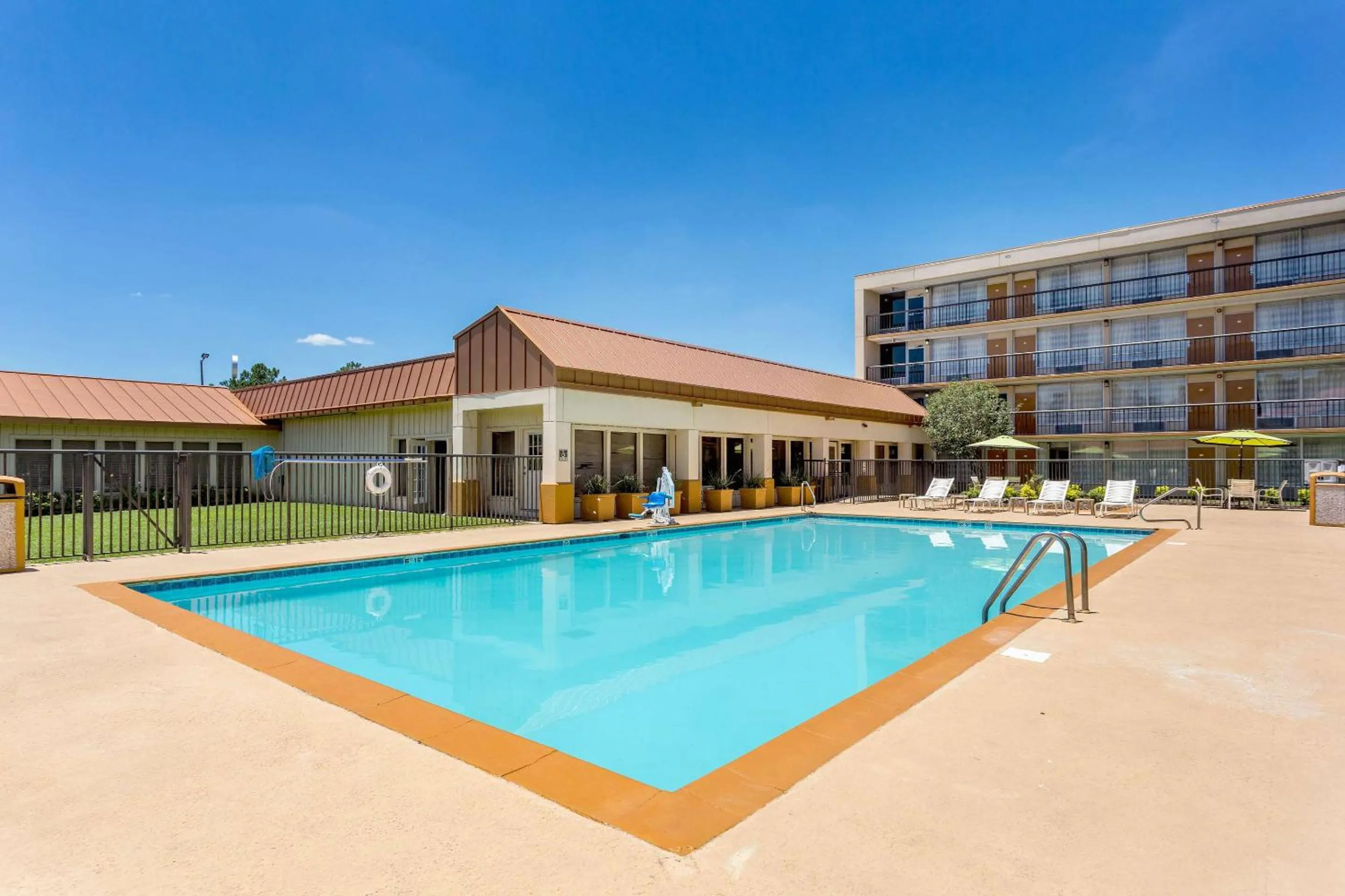 Swimming pool in Quality Inn & Suites Baton Rouge West - Port Allen