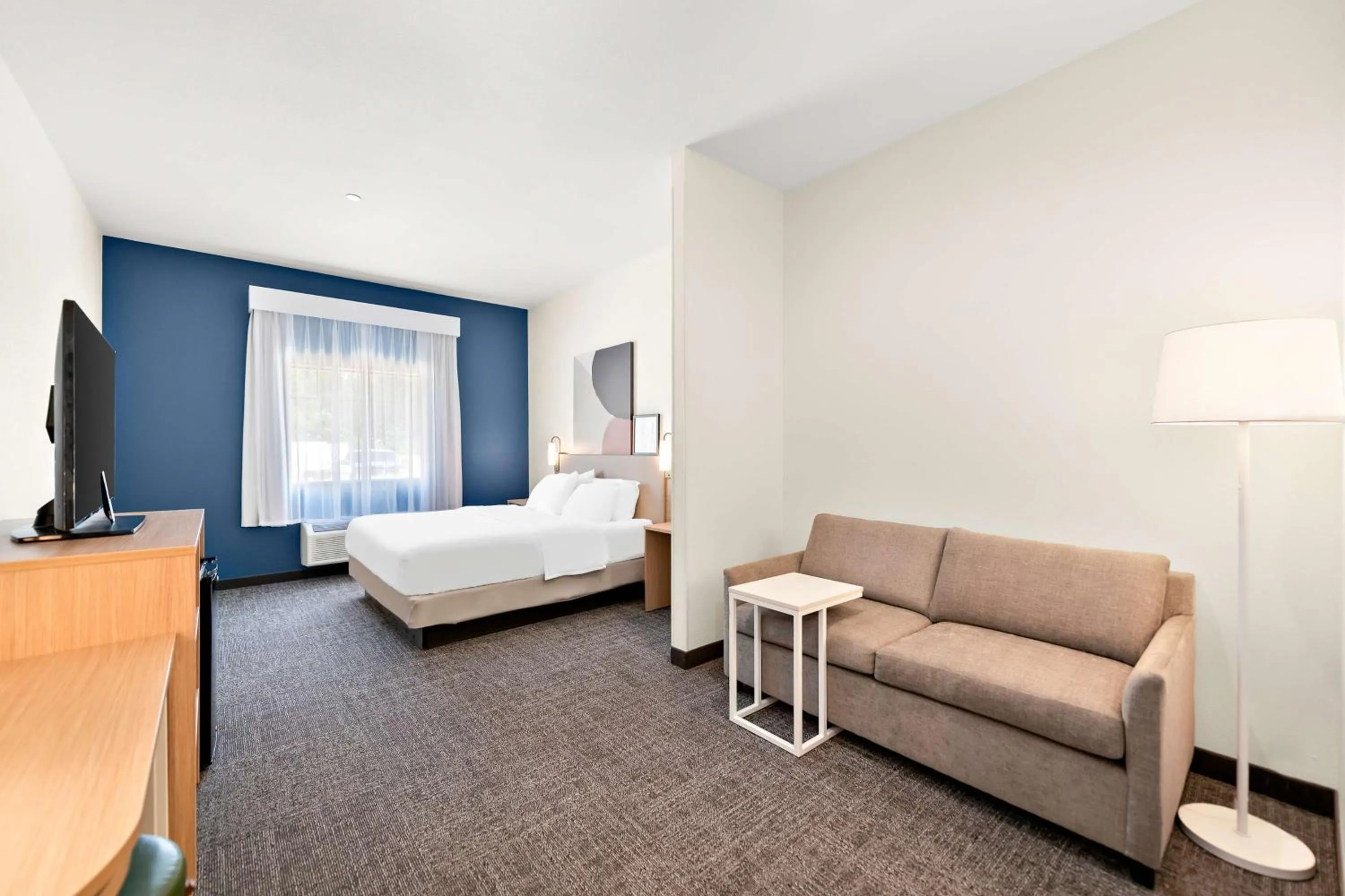 Living room, Bed in Comfort Inn & Suites Mansfield