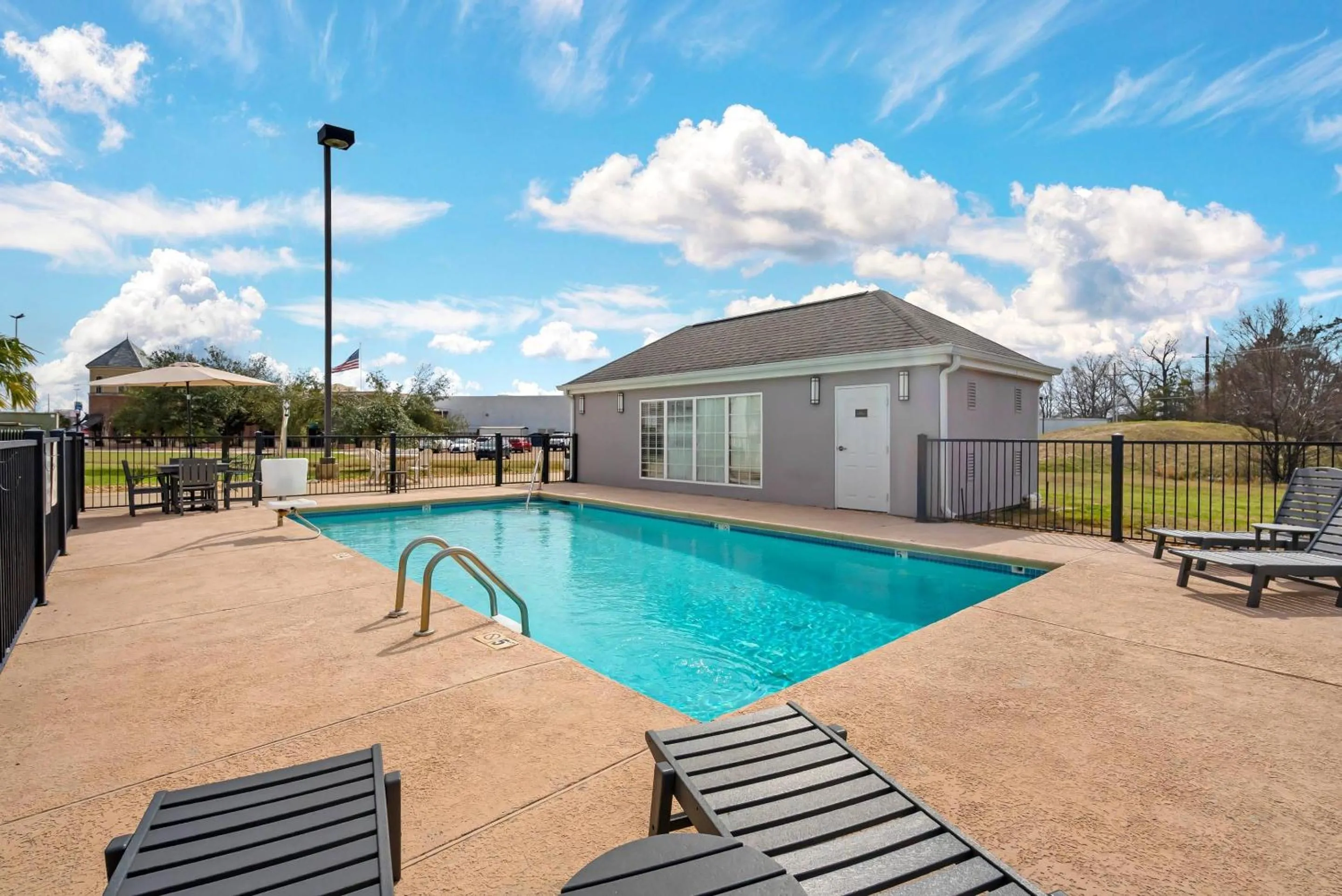 Swimming pool in Comfort Inn West Monroe near Sports & Events Center
