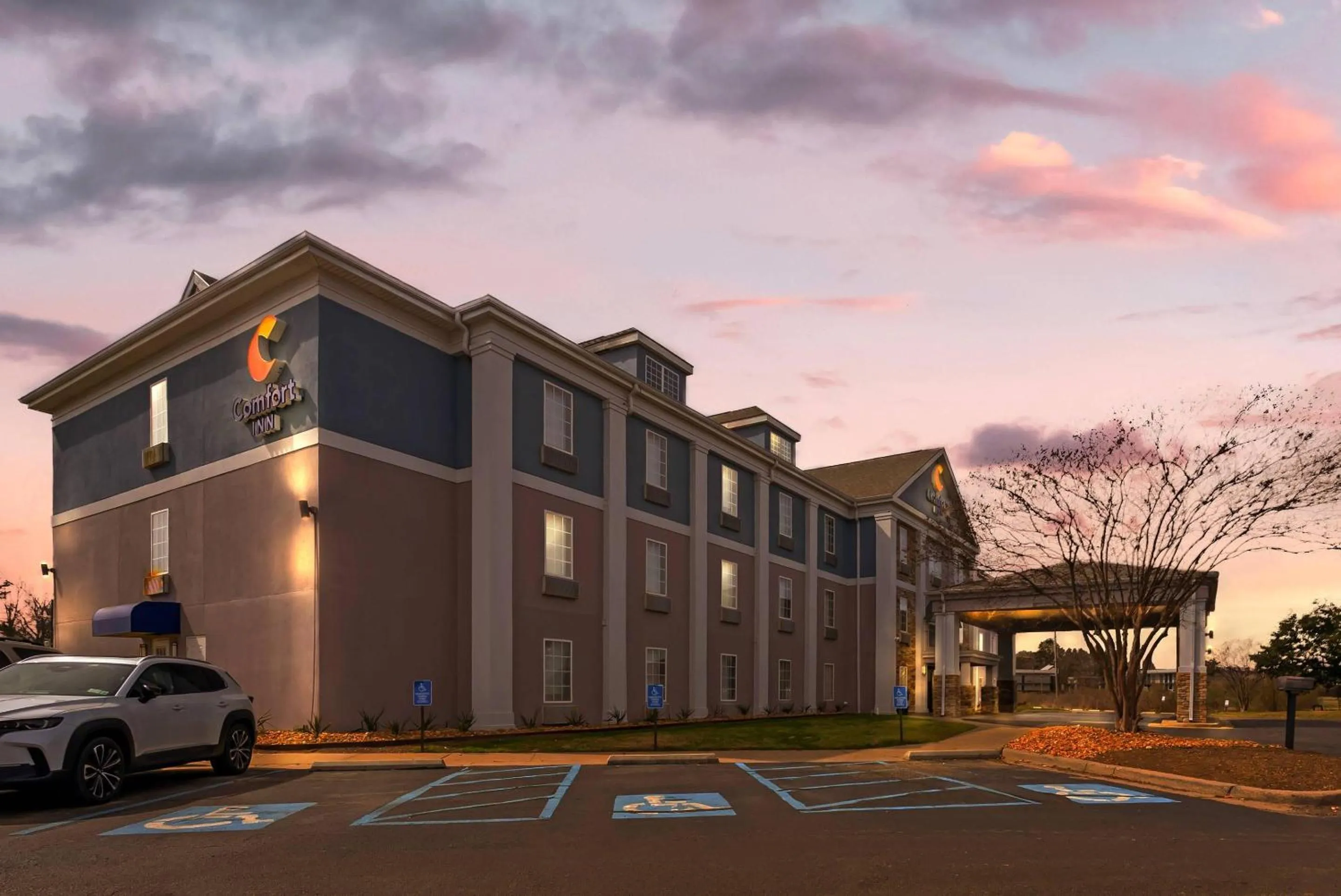 Property building in Comfort Inn West Monroe near Sports & Events Center