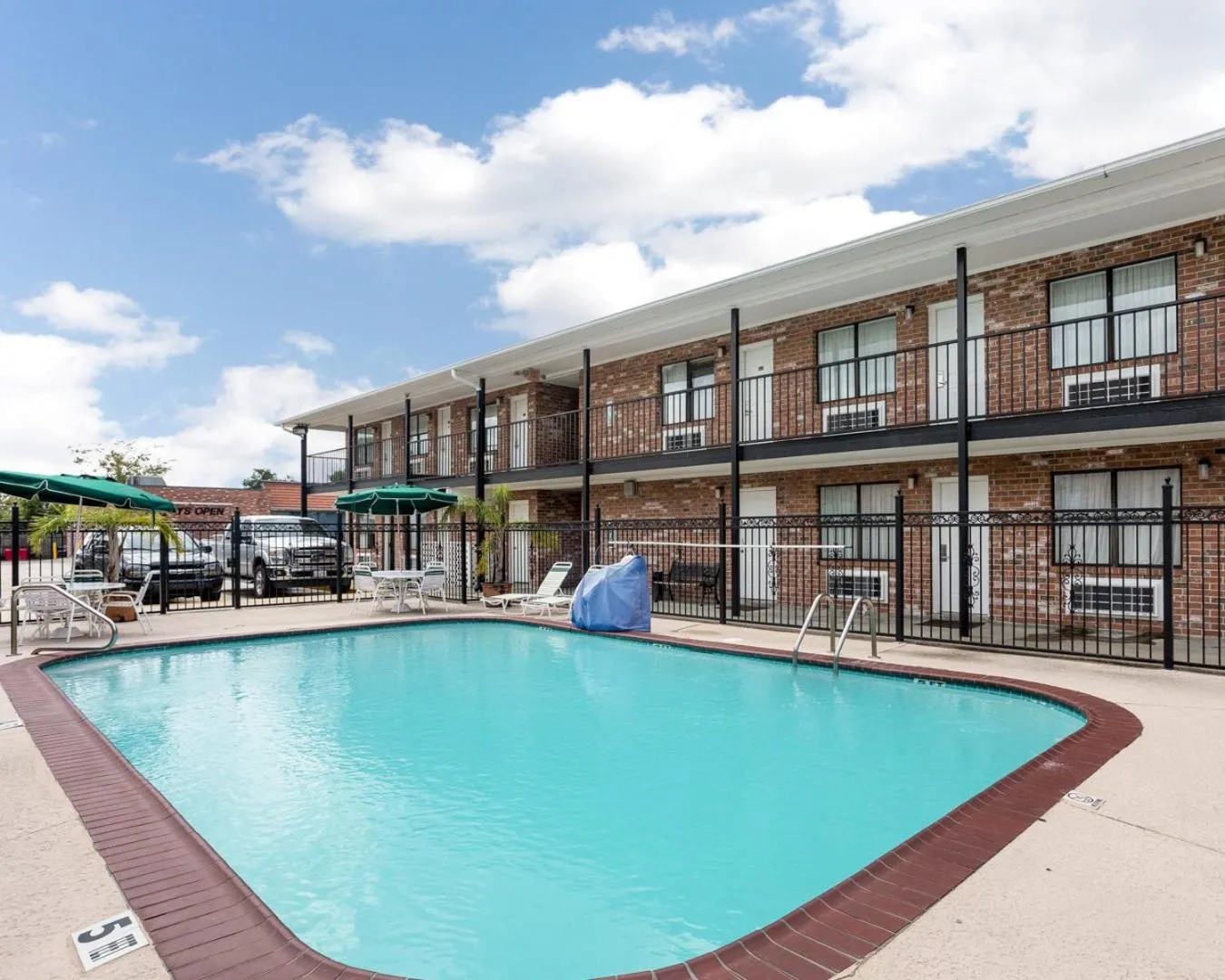 Swimming pool in Studio 6-Luling, LA