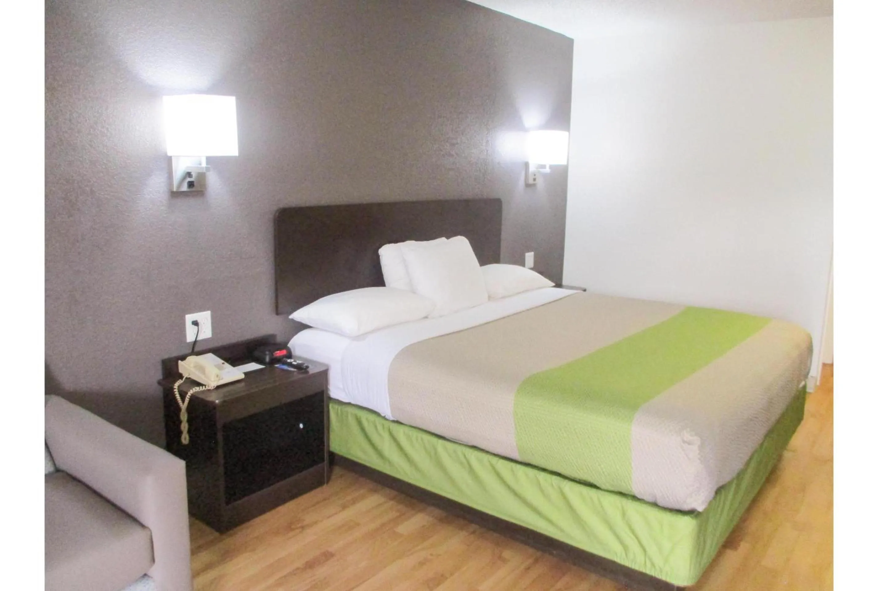 Bedroom, Bed in Studio 6-Luling, LA