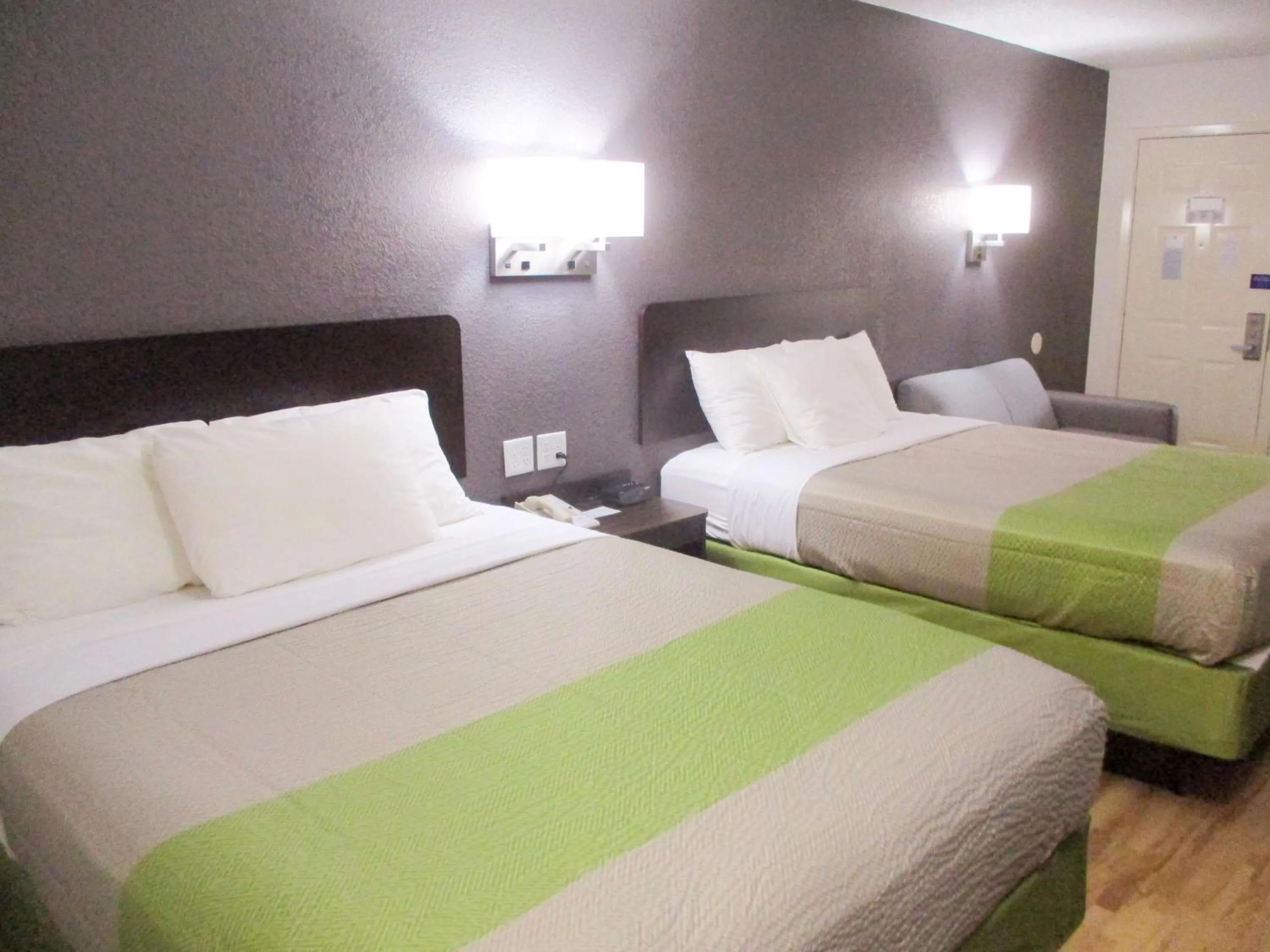 Photo of the whole room, Bed in Studio 6-Luling, LA